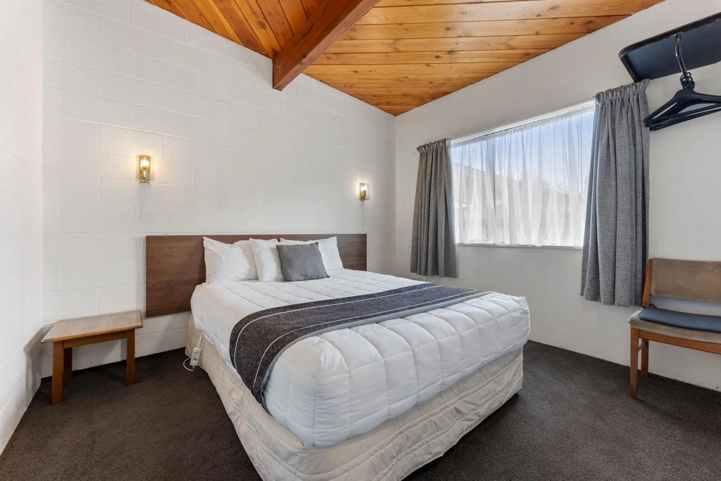 Bed in Coachman's Lodge Motel