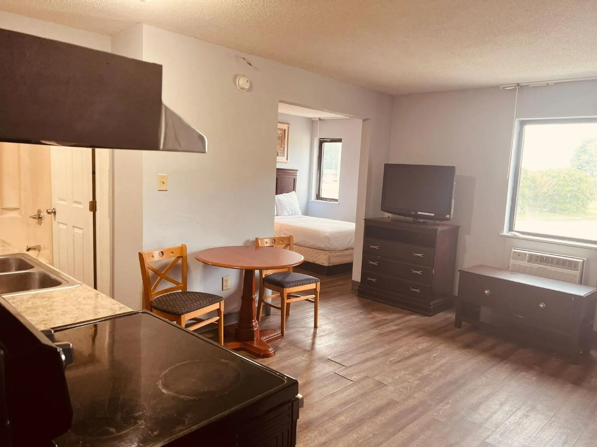 Kitchen or kitchenette in Palace Inn & Suites - Newport News/Jefferson Ave