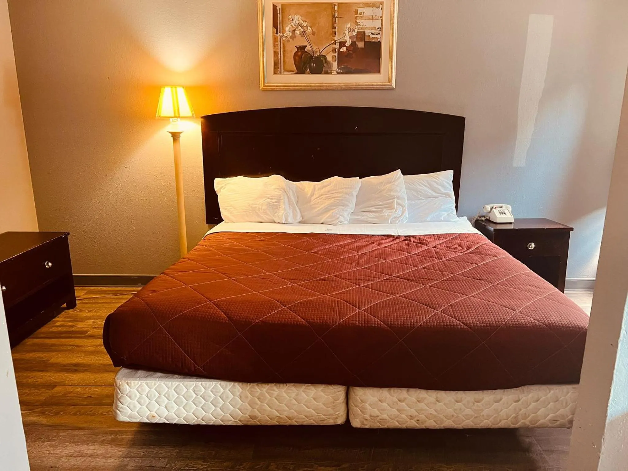 Bed in Palace Inn & Suites - Newport News/Jefferson Ave