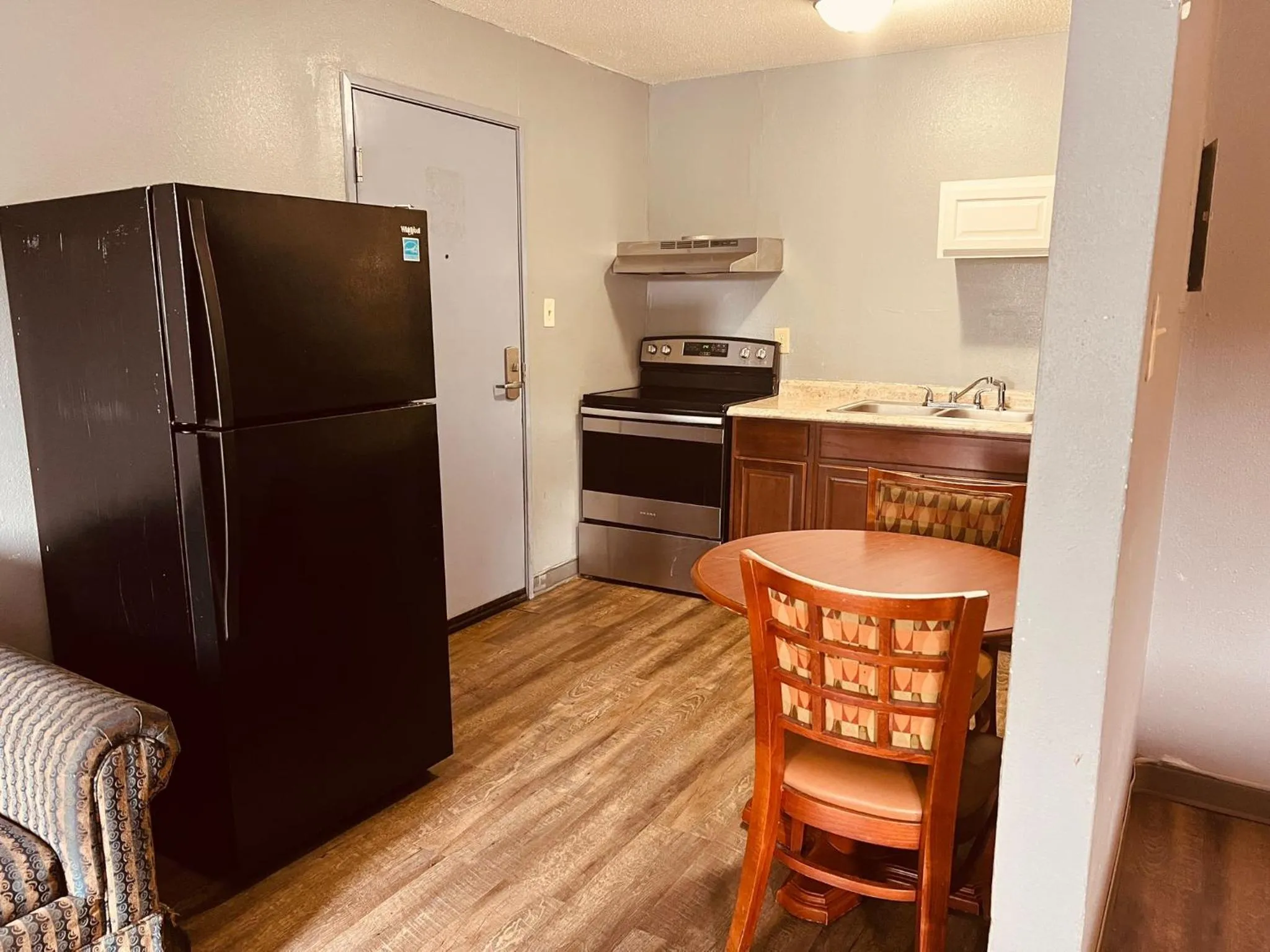 Kitchen or kitchenette in Palace Inn & Suites - Newport News/Jefferson Ave