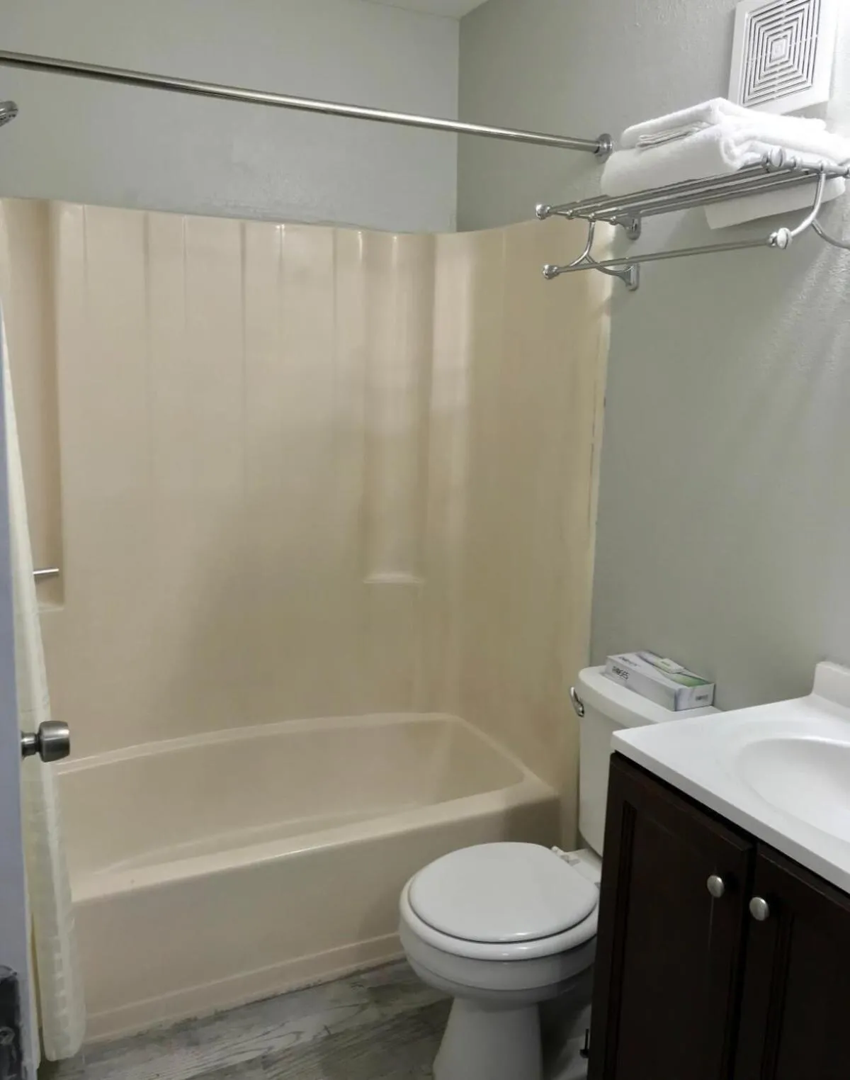 Shower in Palace Inn & Suites - Newport News/Jefferson Ave