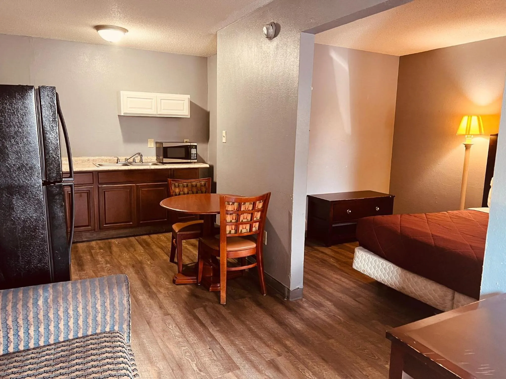 Kitchen or kitchenette in Palace Inn & Suites - Newport News/Jefferson Ave