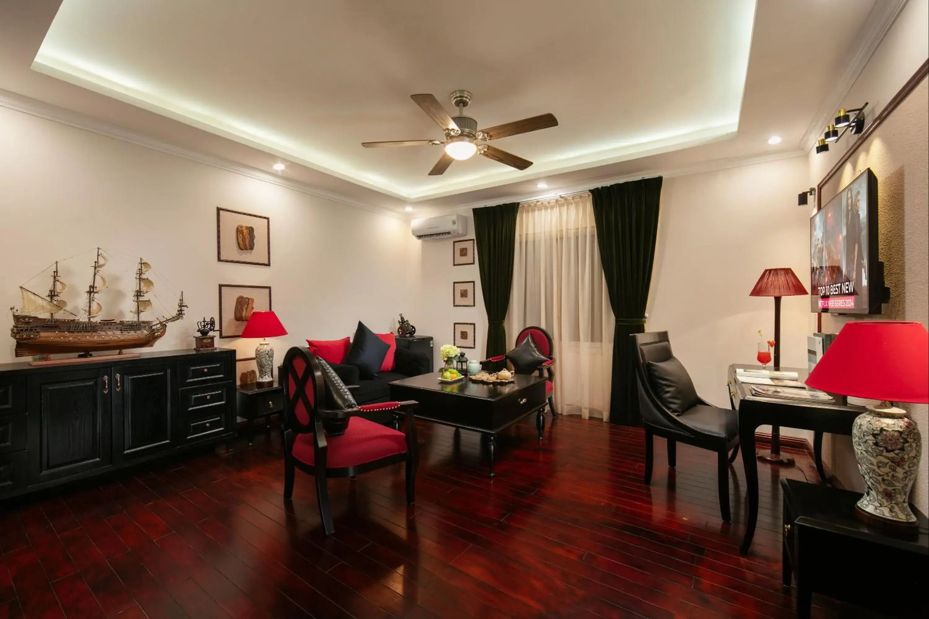 Deluxe King Suite in Bonjour D'An Nam Hotel Deluxe King Suite in Bonjour D'An Nam Hotel