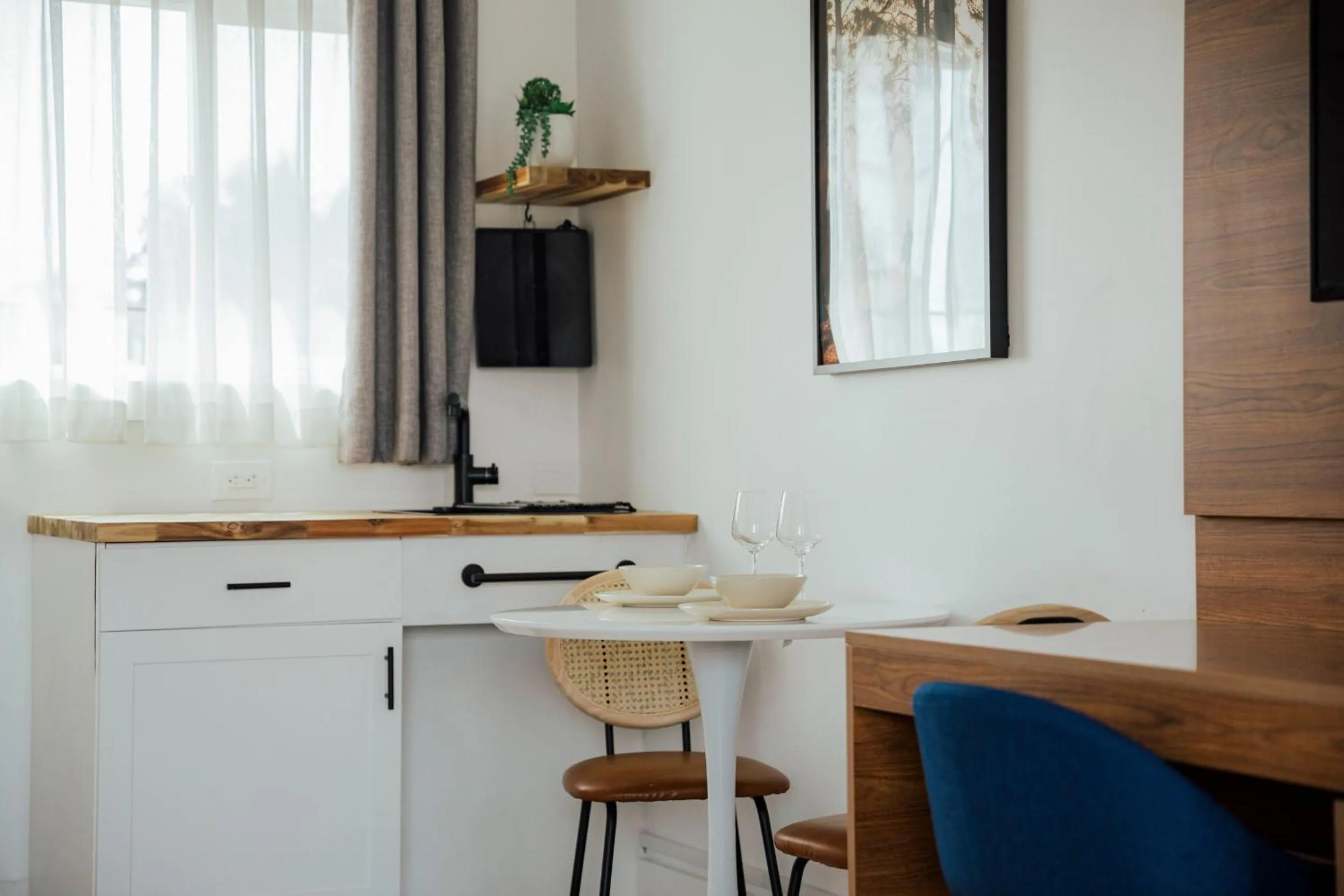 Kitchen or kitchenette in Ucluelet Wildwood Inn