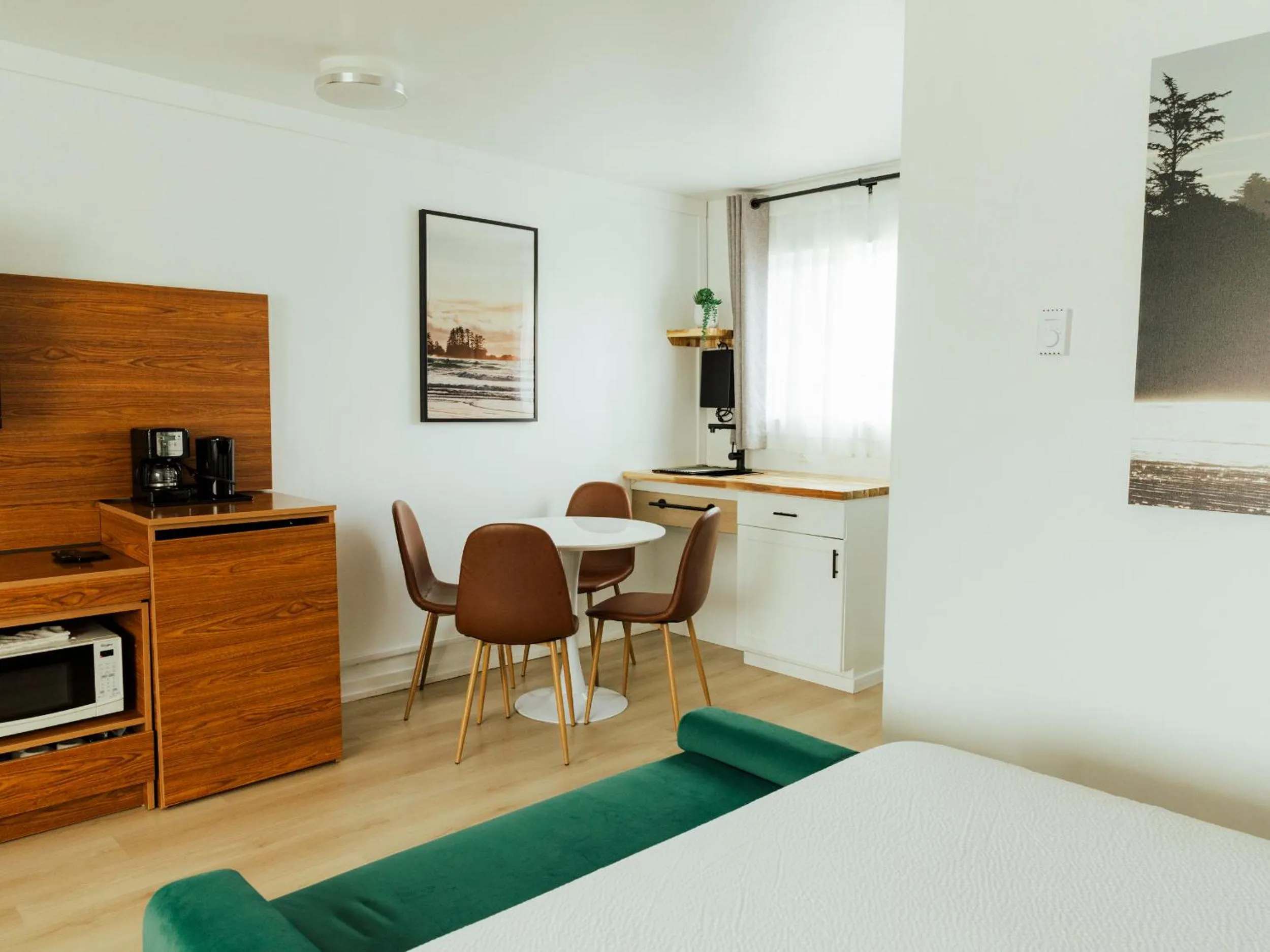 Kitchen or kitchenette in Ucluelet Wildwood Inn