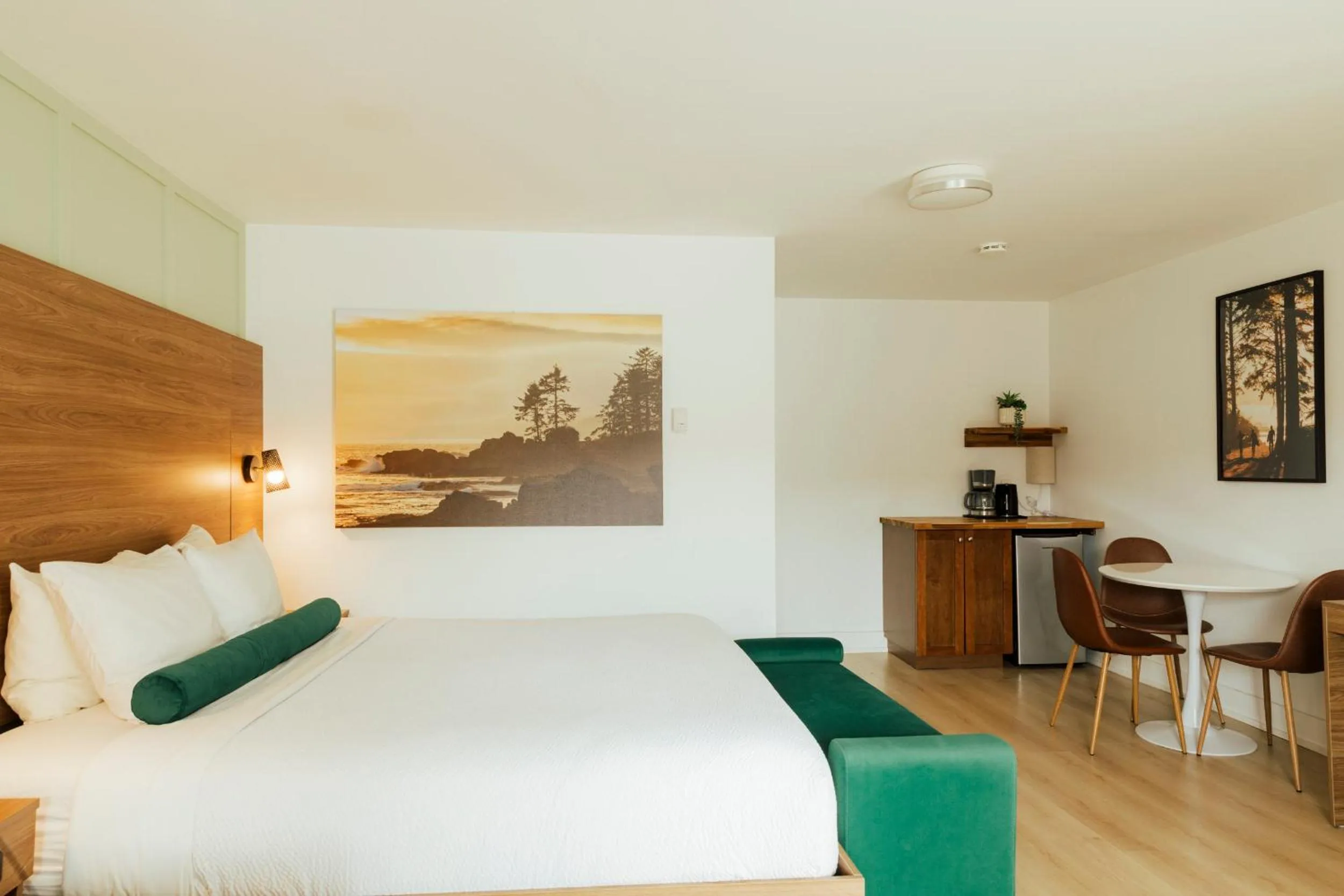 Bedroom, Bed in Ucluelet Wildwood Inn