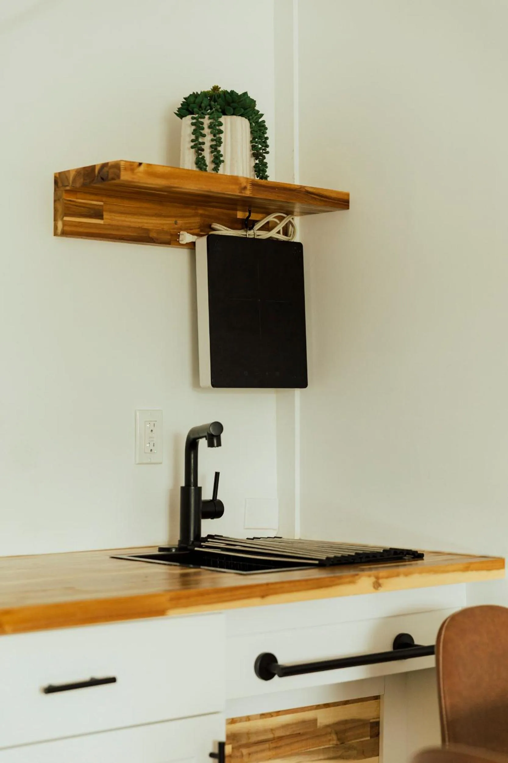 Kitchen or kitchenette in Ucluelet Wildwood Inn