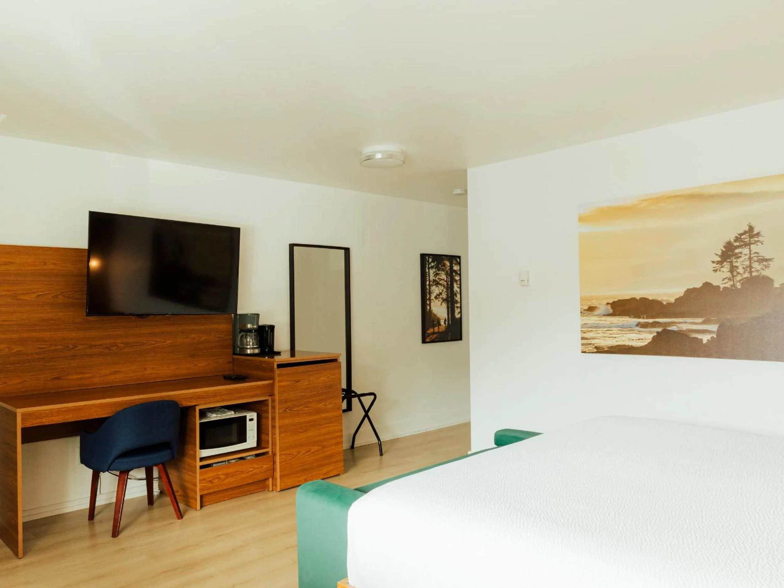 TV and multimedia, Bed in Ucluelet Wildwood Inn