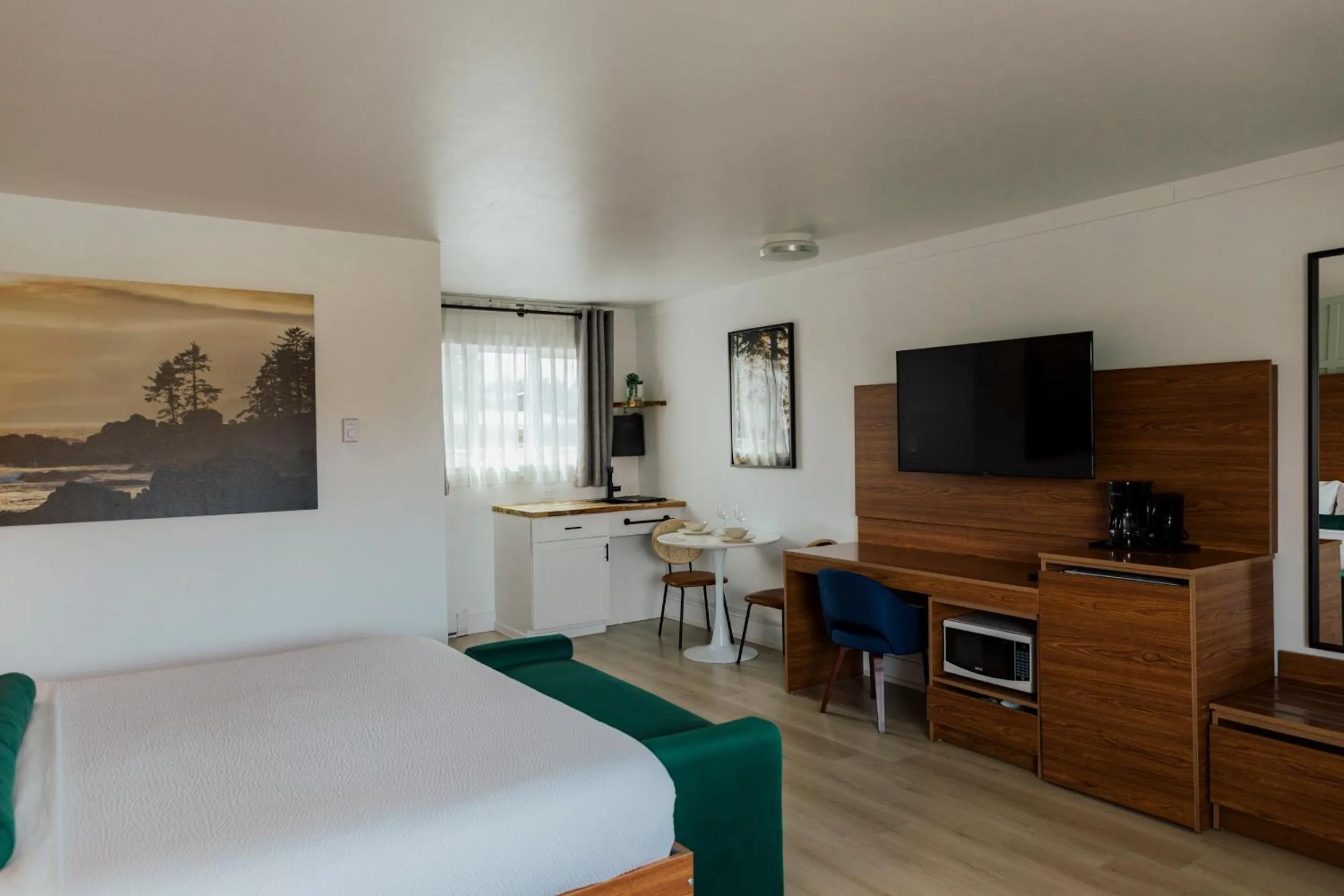 TV and multimedia, Bed in Ucluelet Wildwood Inn