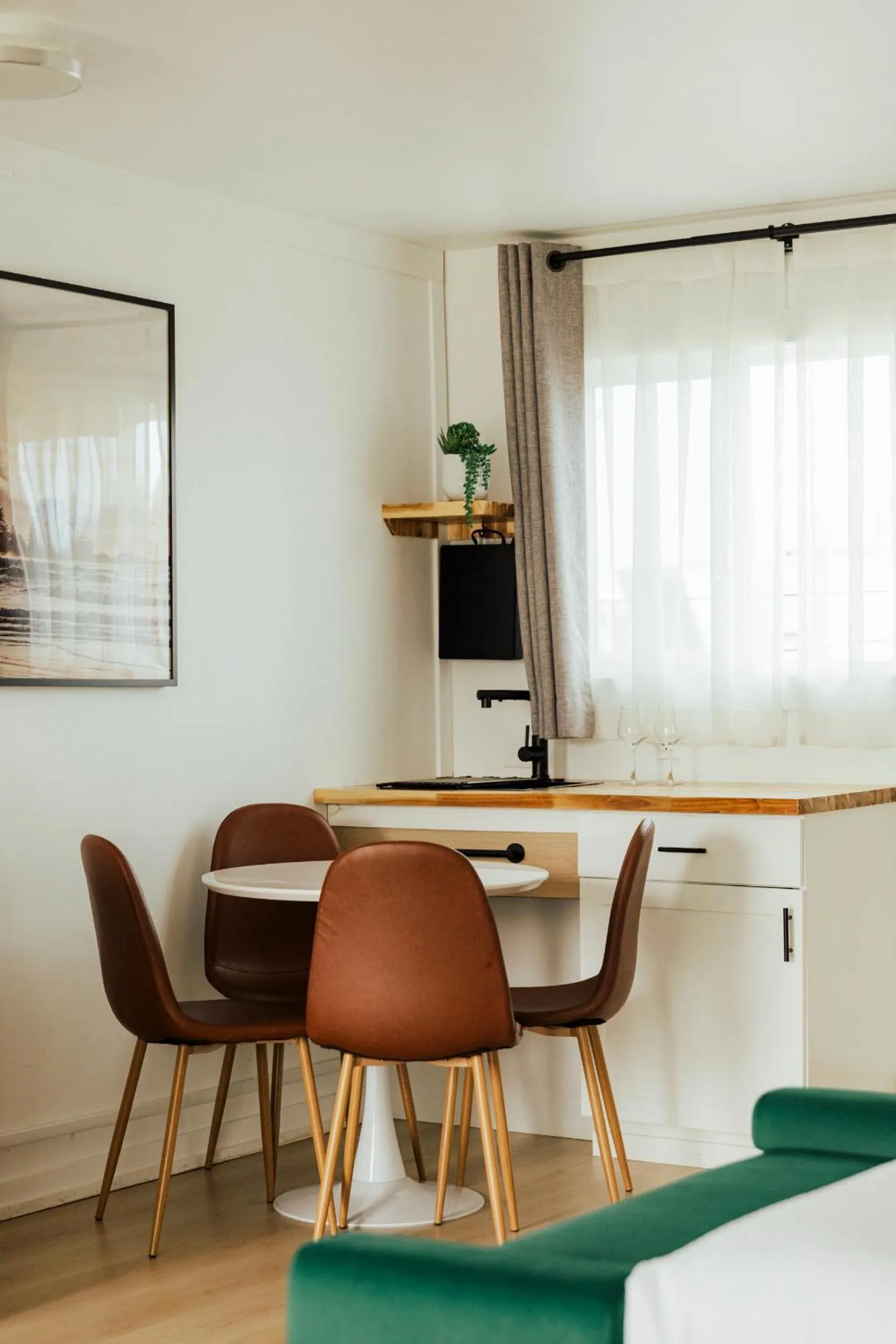 Kitchen or kitchenette in Ucluelet Wildwood Inn