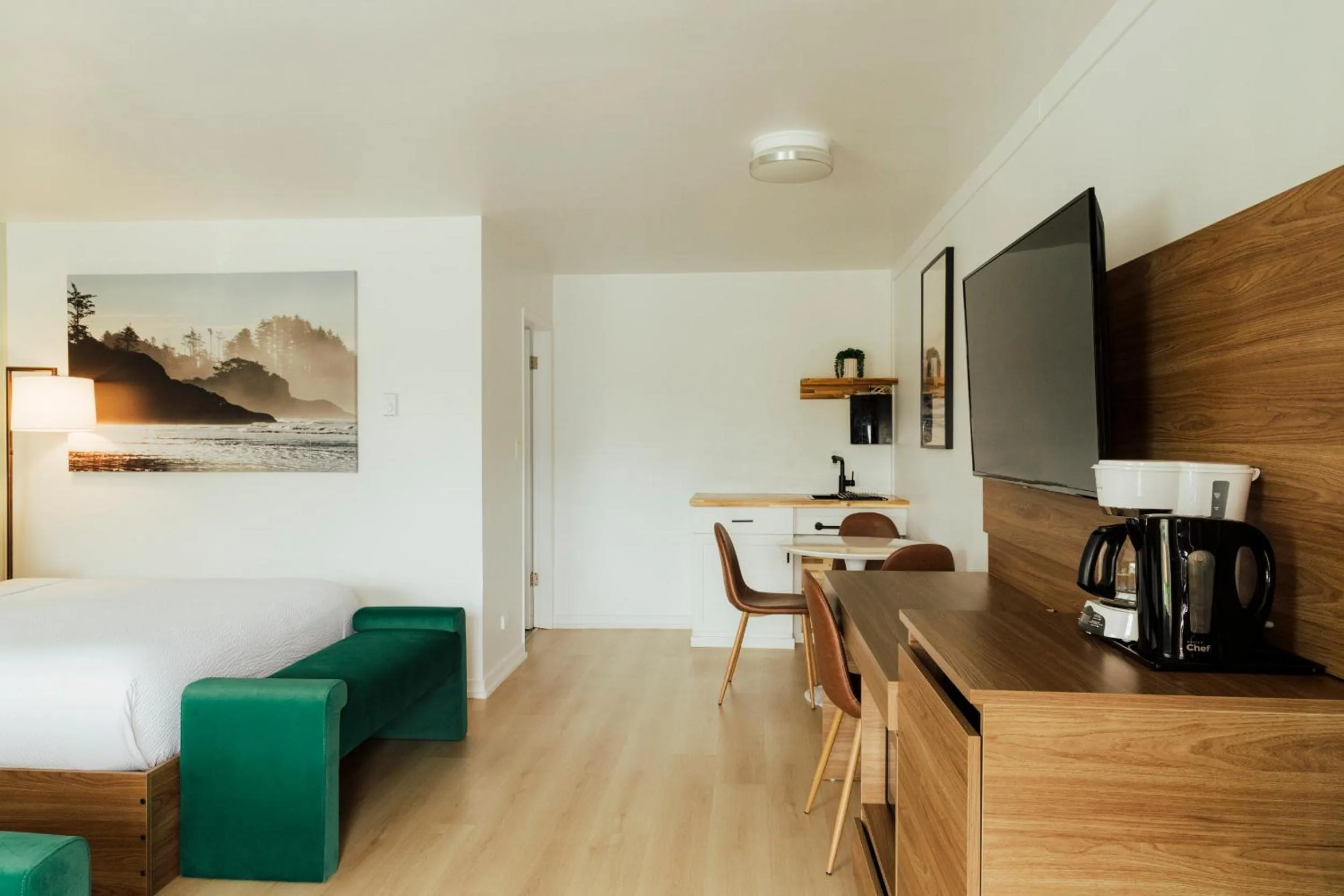 Photo of the whole room, Bed in Ucluelet Wildwood Inn