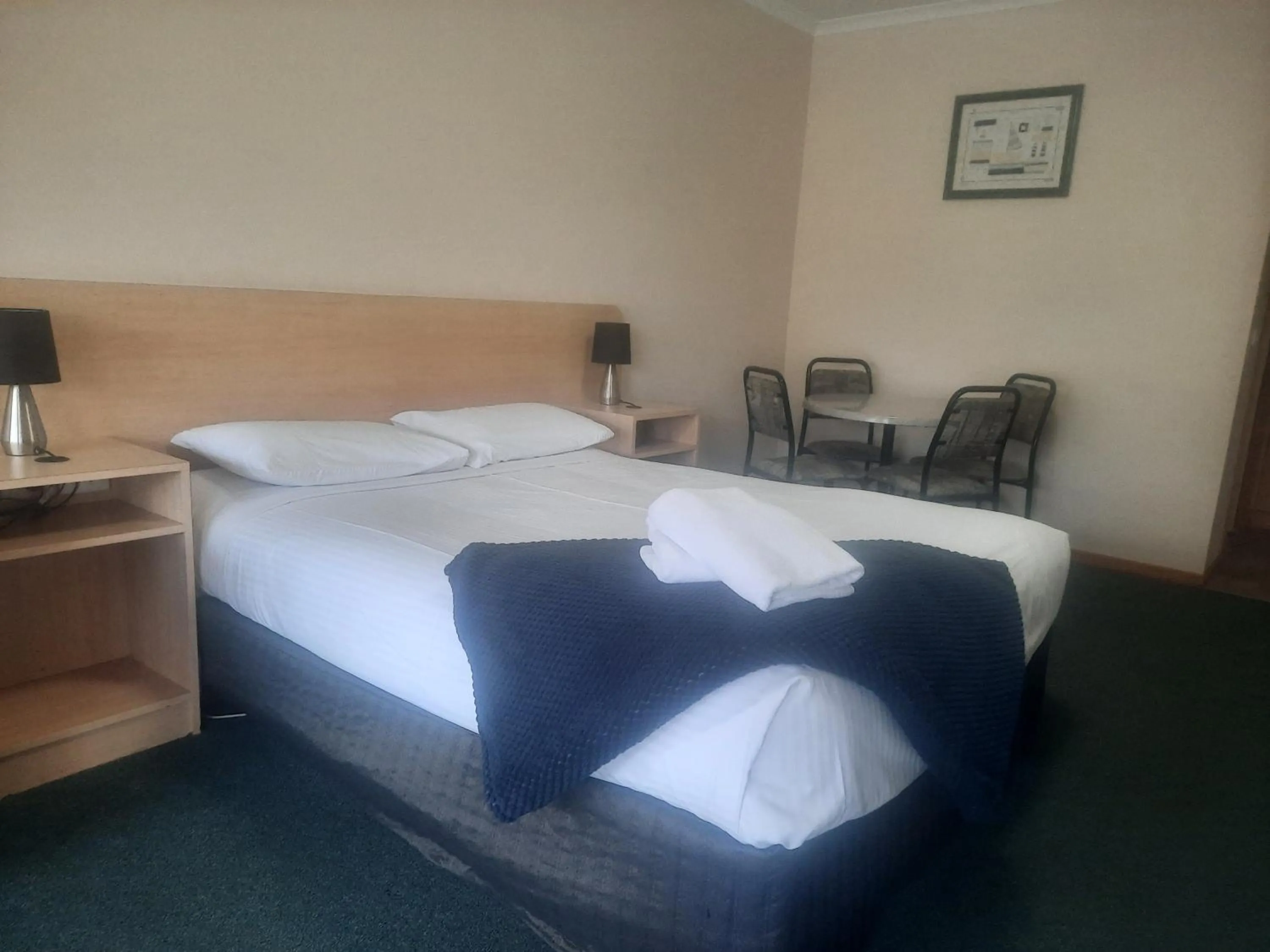 Bed in Arthur Phillip Motor Inn