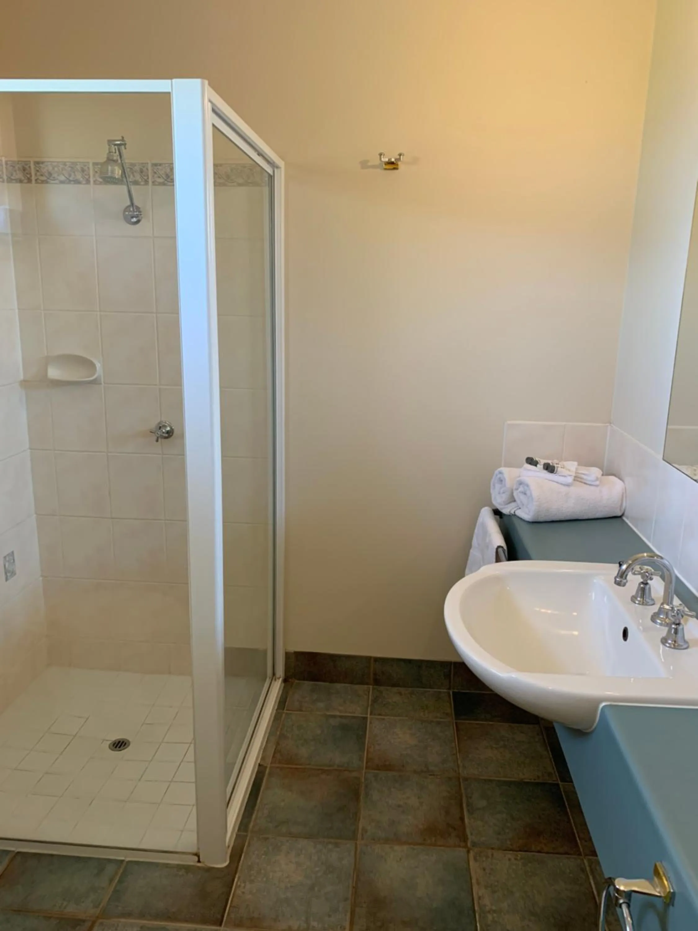 Shower in Arthur Phillip Motor Inn