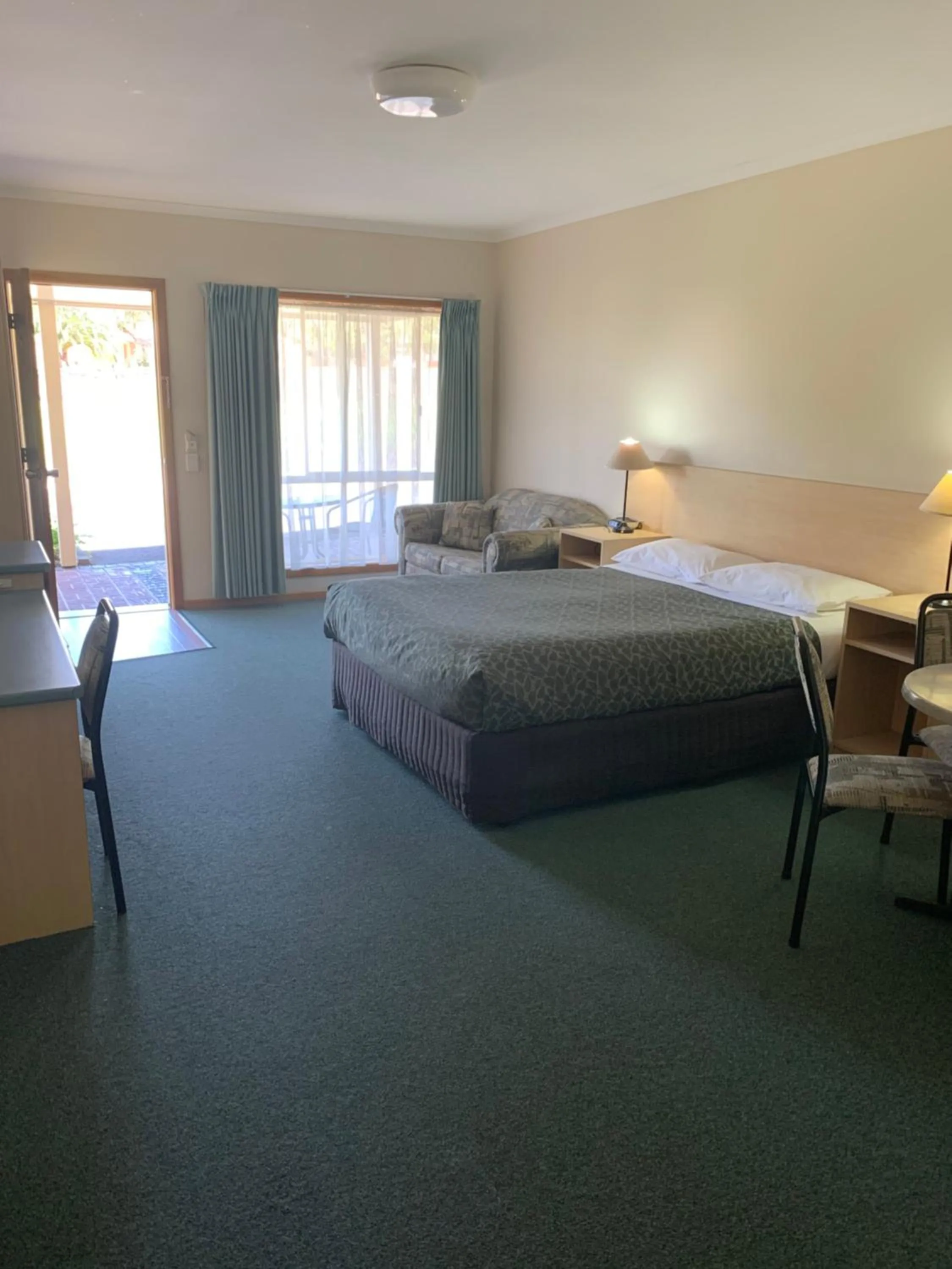 Bedroom, Bed in Arthur Phillip Motor Inn