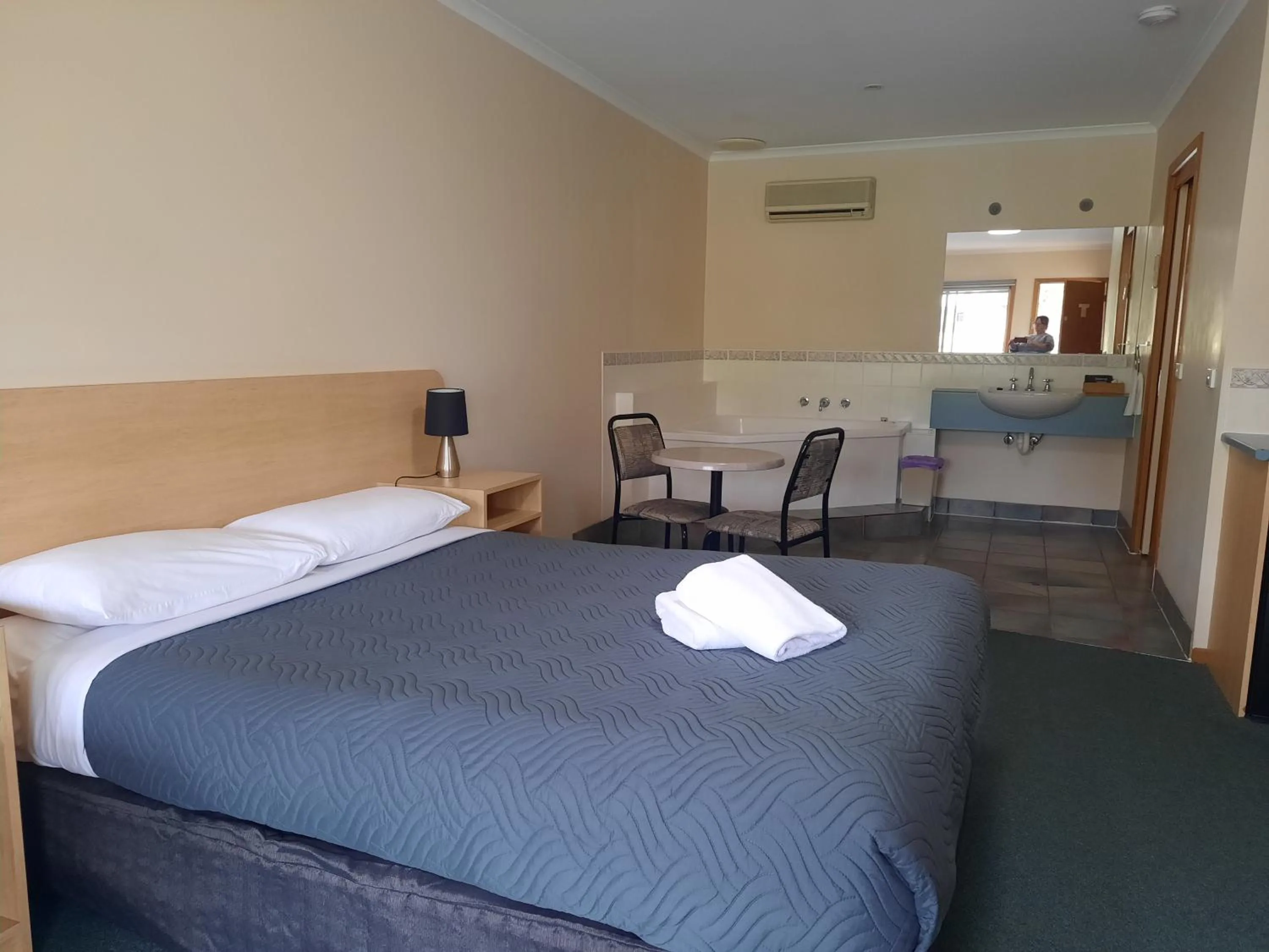 Bed in Arthur Phillip Motor Inn