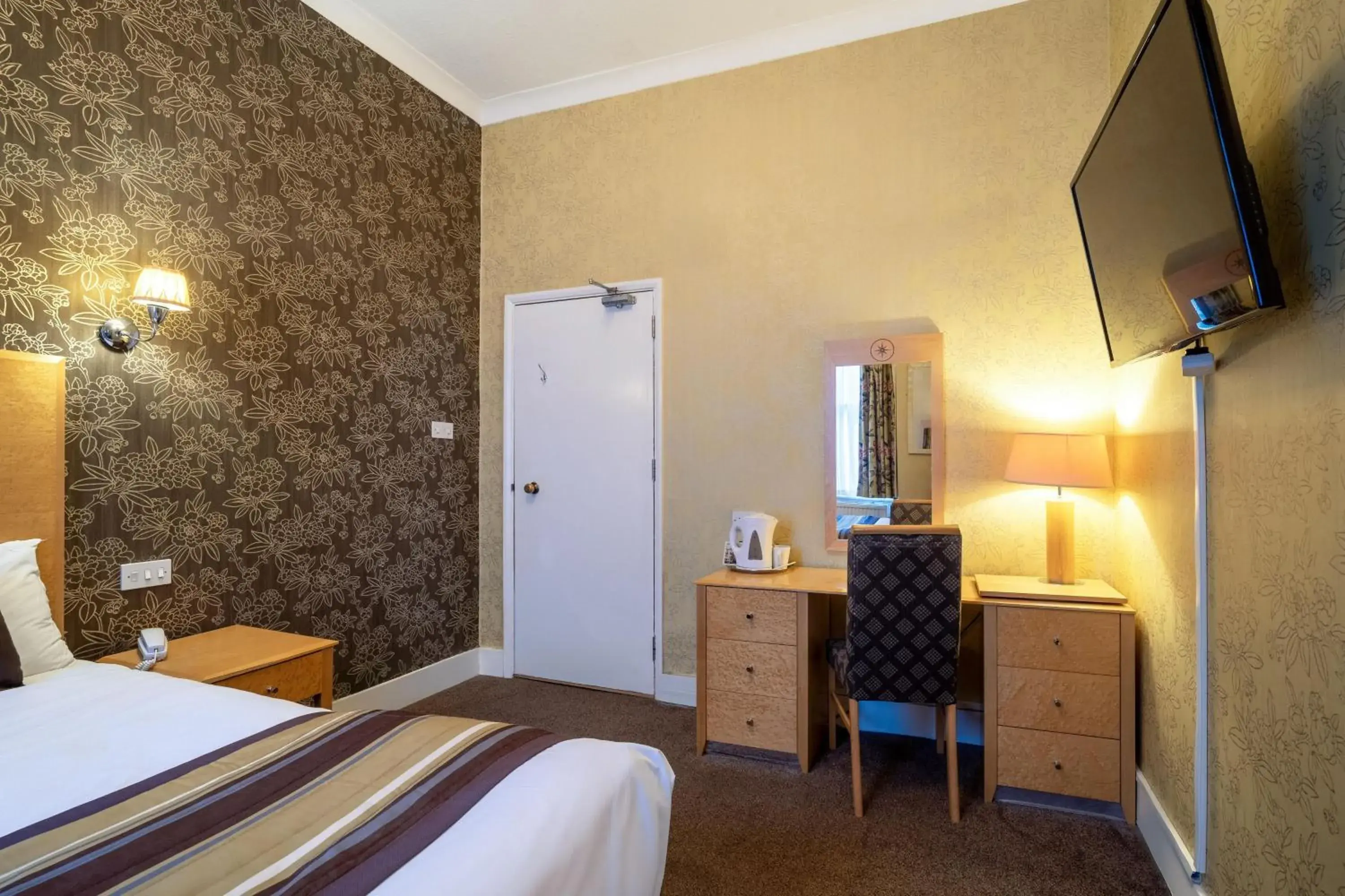 Bed in Royal Hotel Bed in Royal Hotel