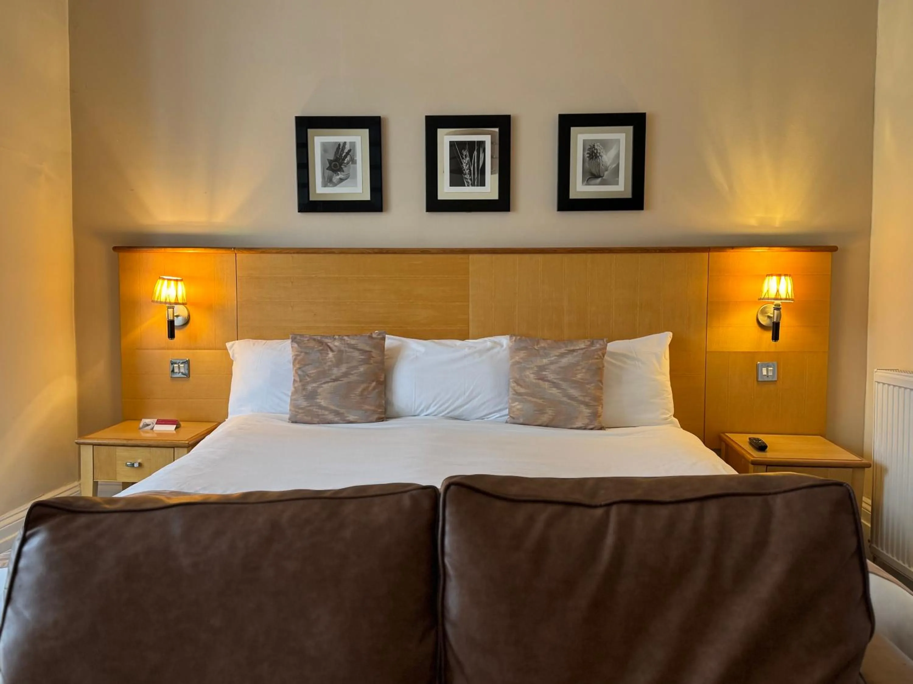 Bedroom, Bed in Royal Hotel