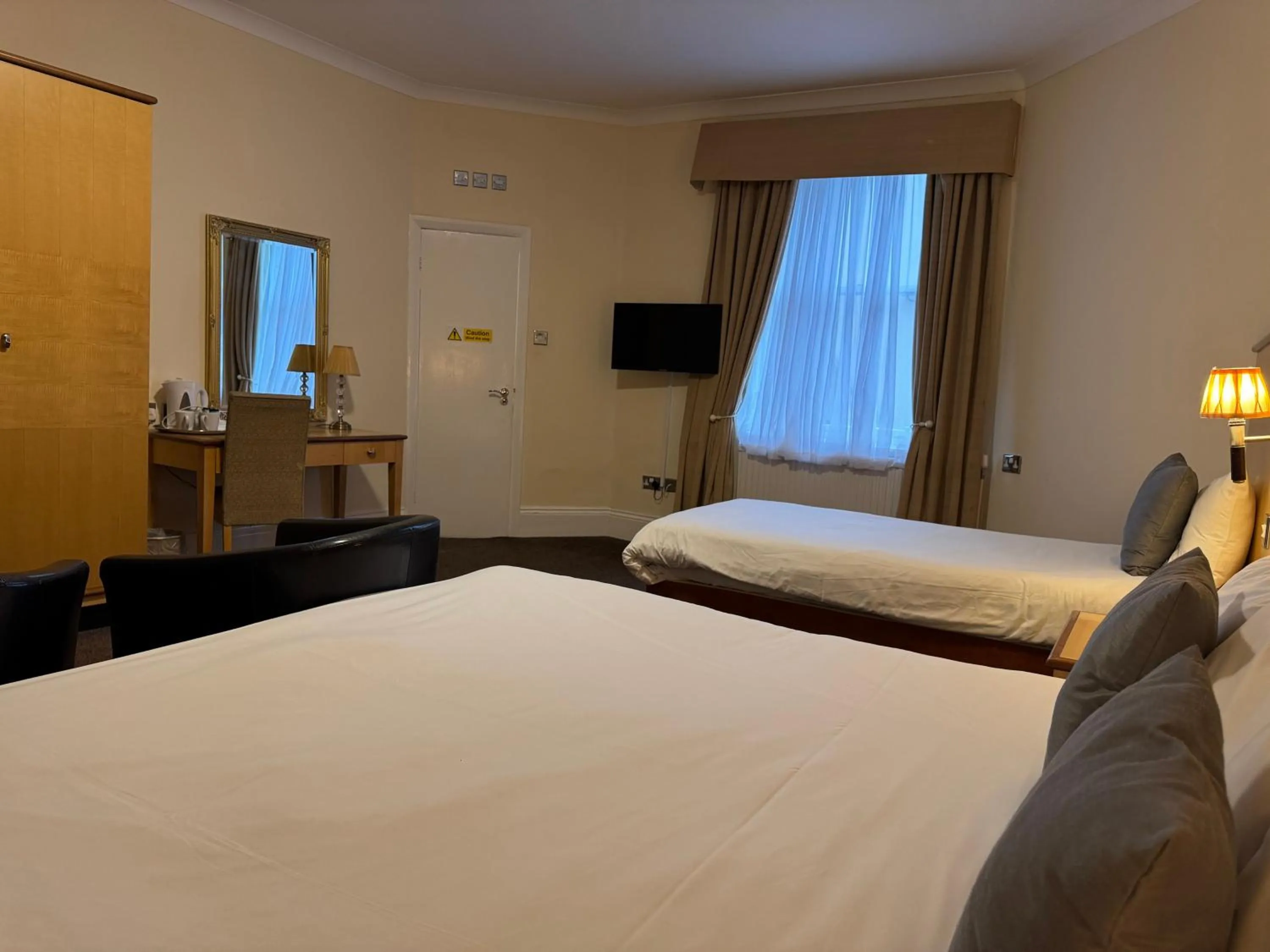 Bedroom, Bed in Royal Hotel