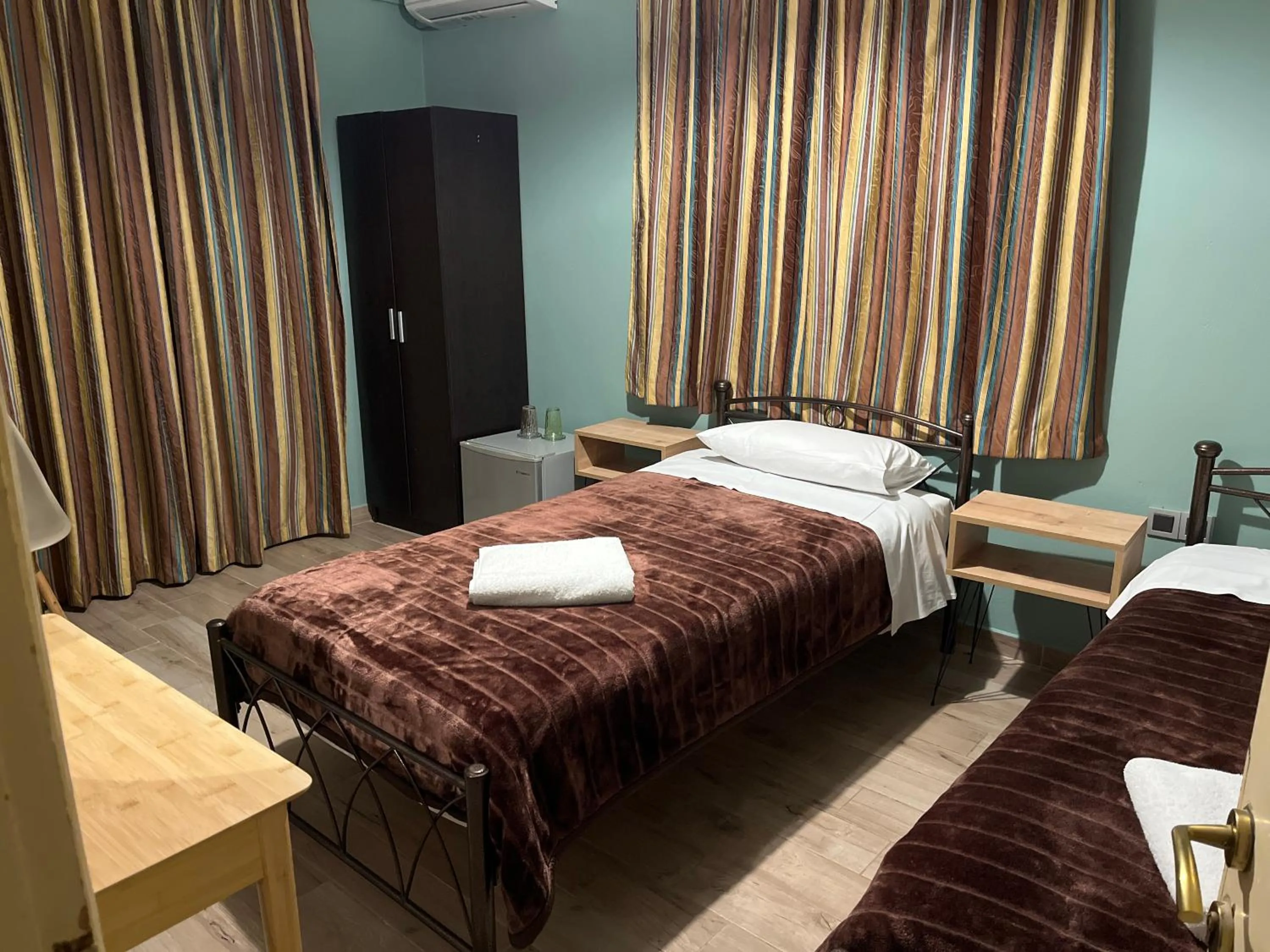 Photo of the whole room, Bed in Artemis