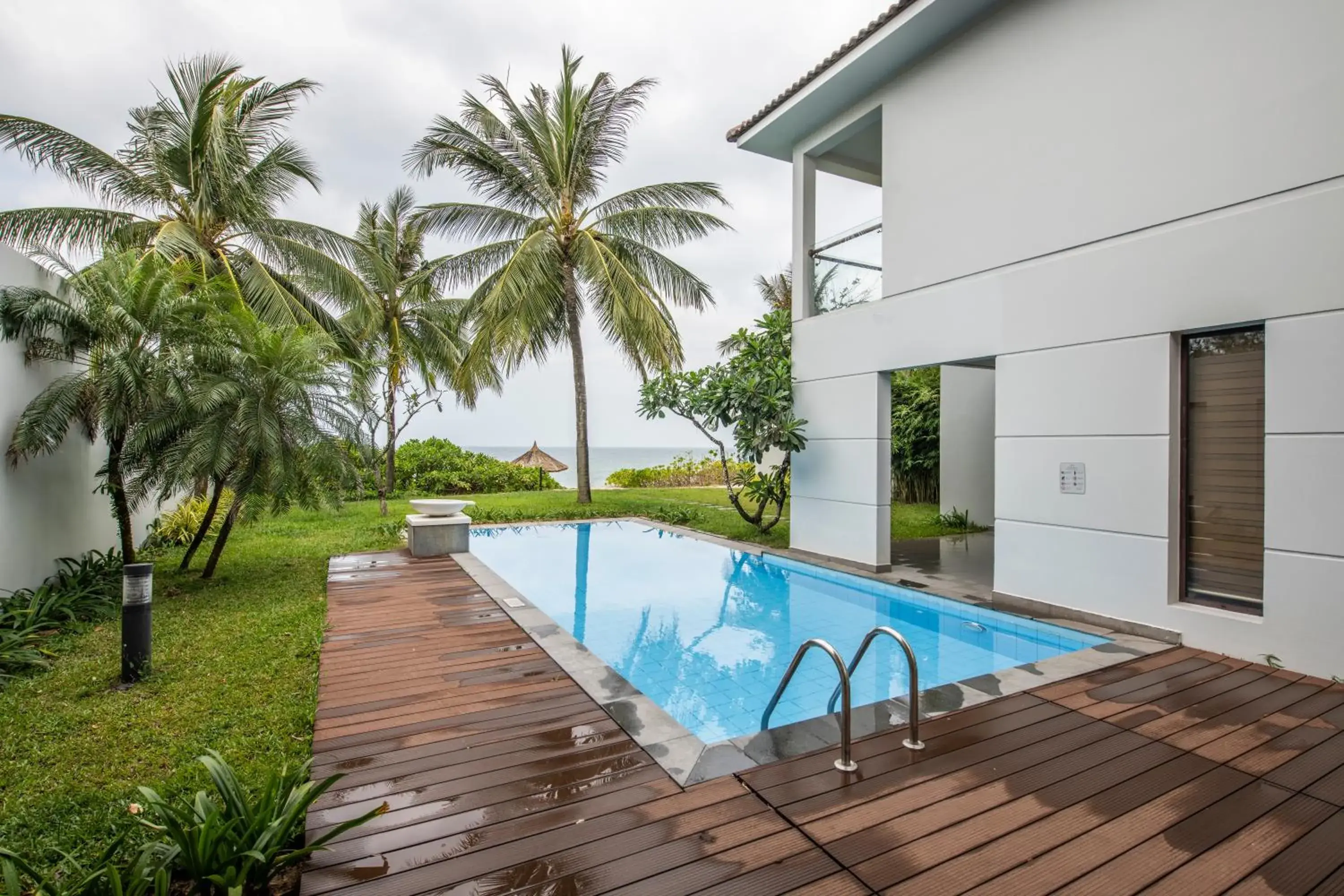 Swimming pool in Vinpearl Resort & Spa Phu Quoc Swimming pool in Vinpearl Resort & Spa Phu Quoc
