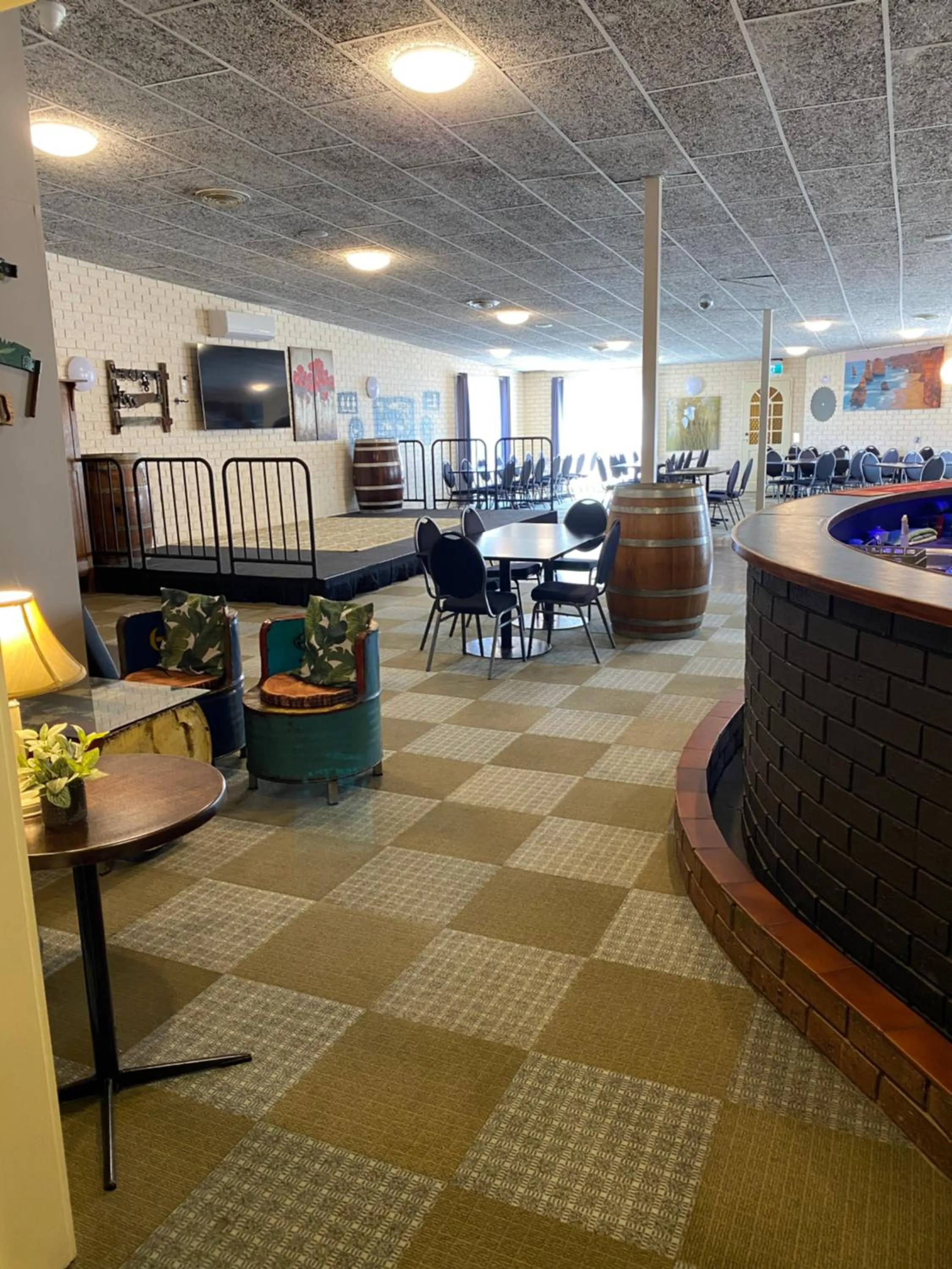 Lounge or bar in COMMERCIAL HOTEL KANIVA call to save dollars