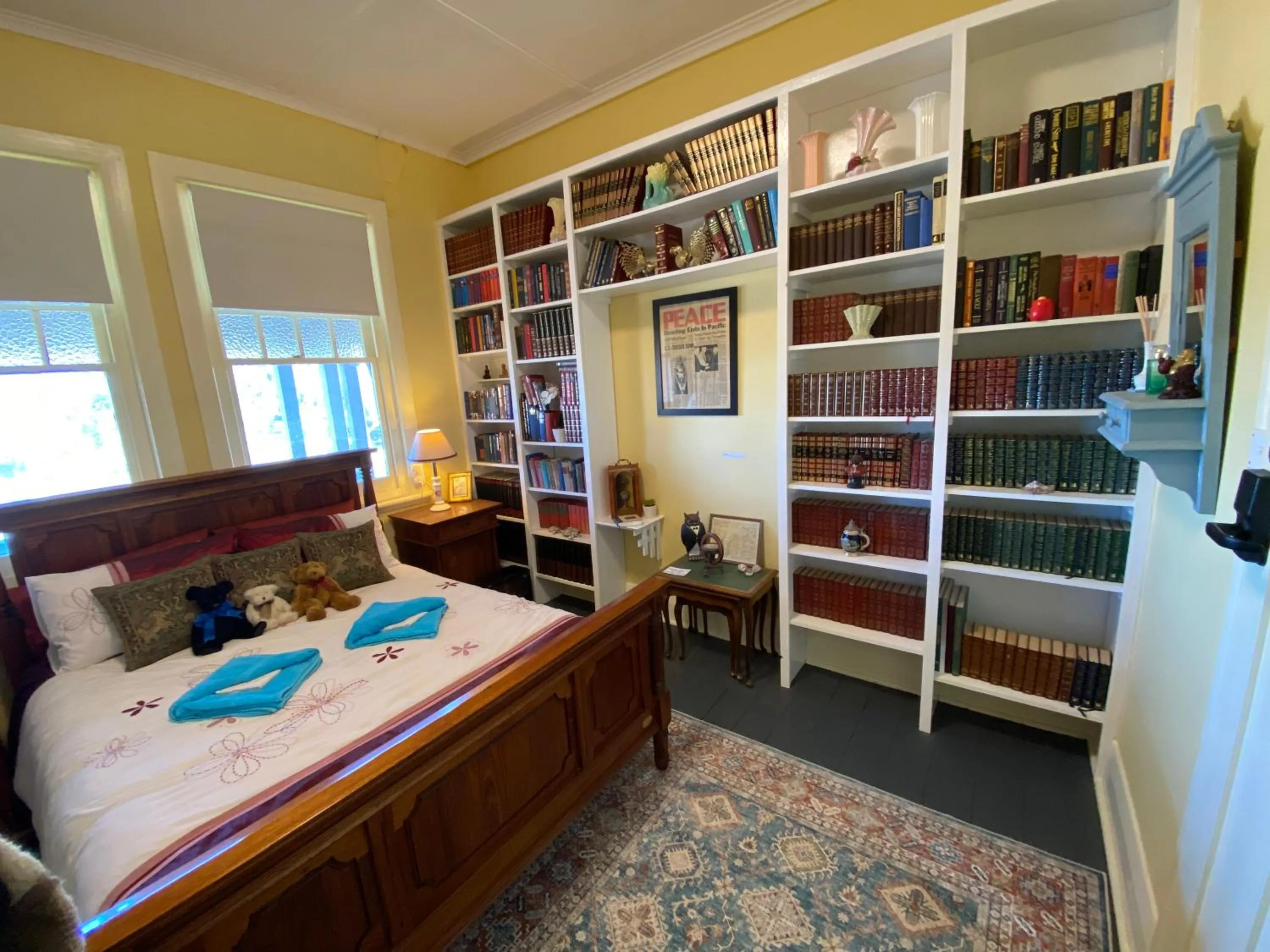 Property building, Bed in COMMERCIAL HOTEL KANIVA call to save dollars