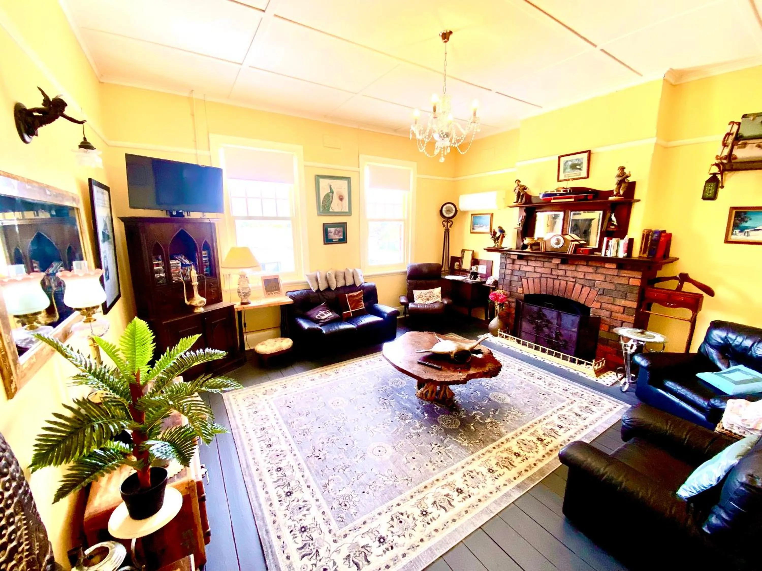 Communal lounge/ TV room in COMMERCIAL HOTEL KANIVA call to save dollars