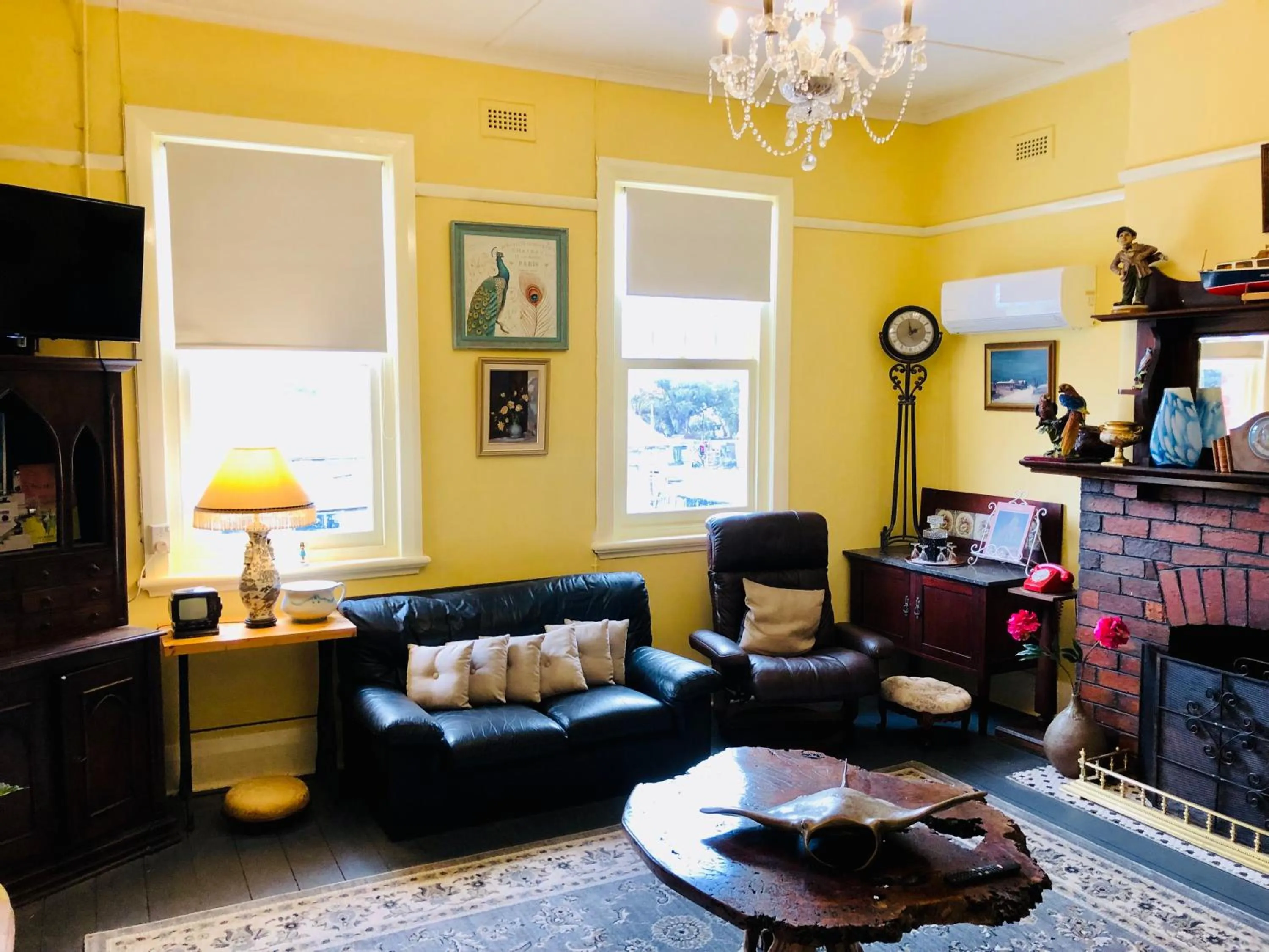 Communal lounge/ TV room in COMMERCIAL HOTEL KANIVA call to save dollars