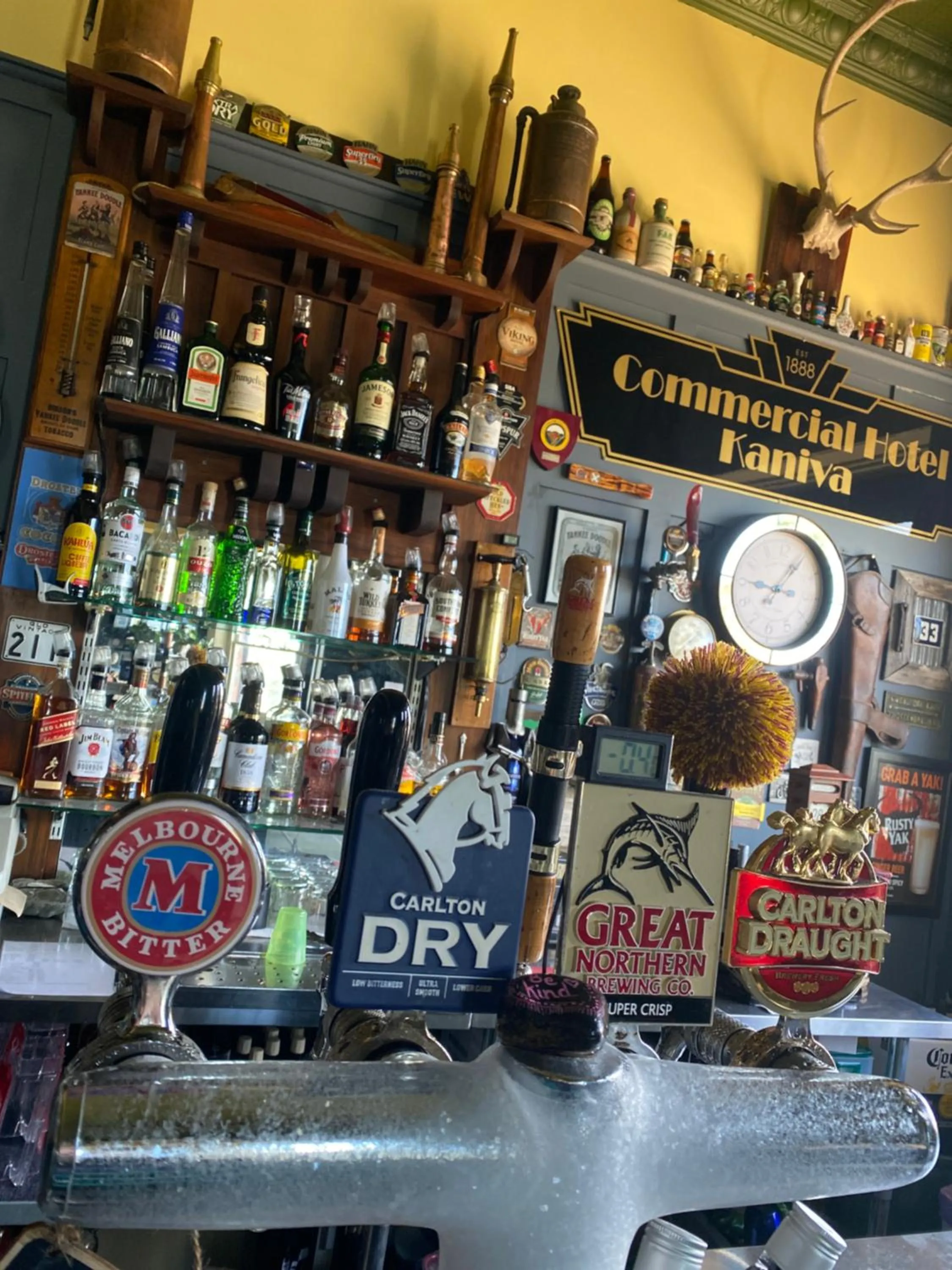 Lounge or bar in COMMERCIAL HOTEL KANIVA call to save dollars