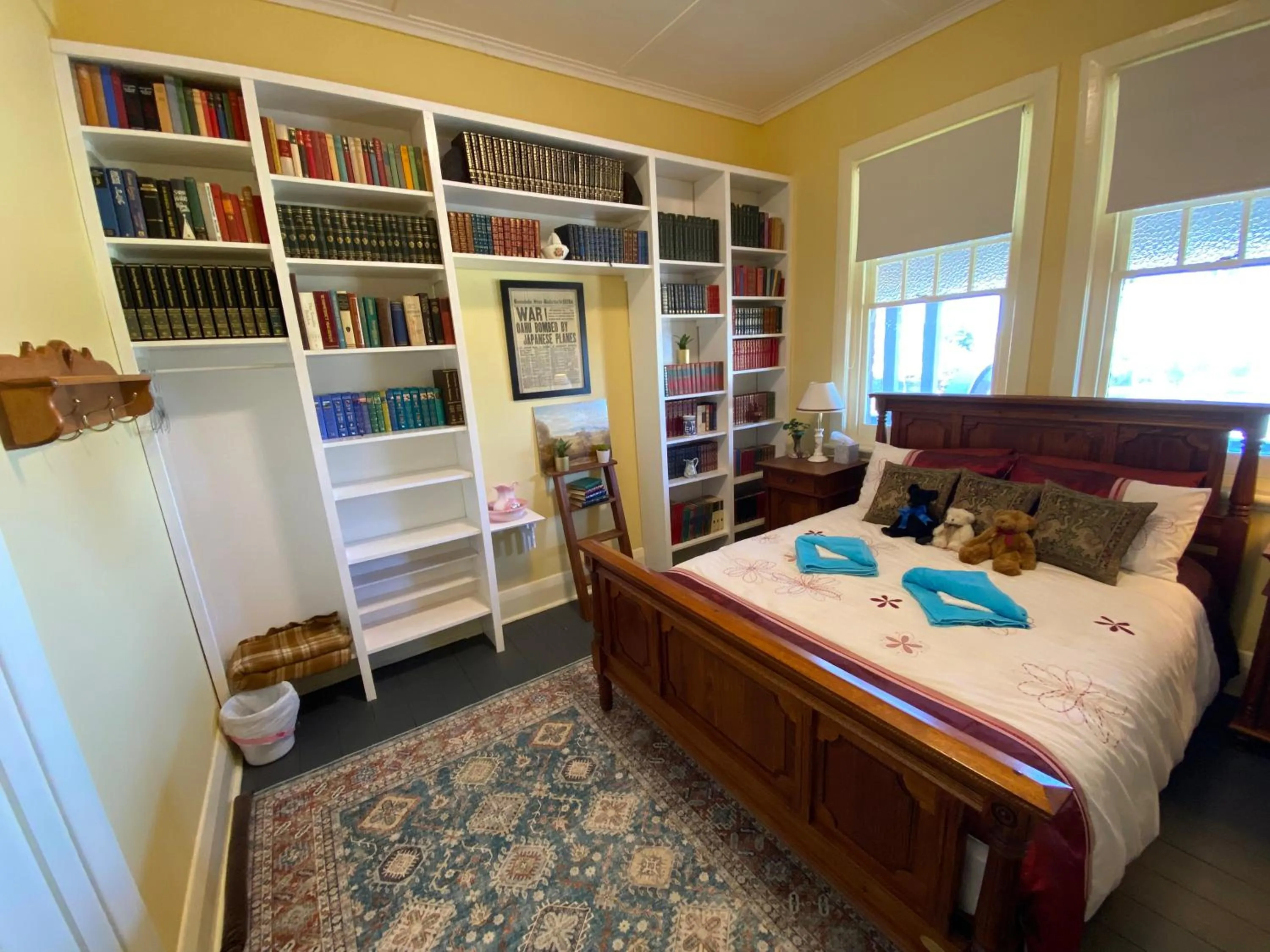 Property building, Bed in COMMERCIAL HOTEL KANIVA call to save dollars