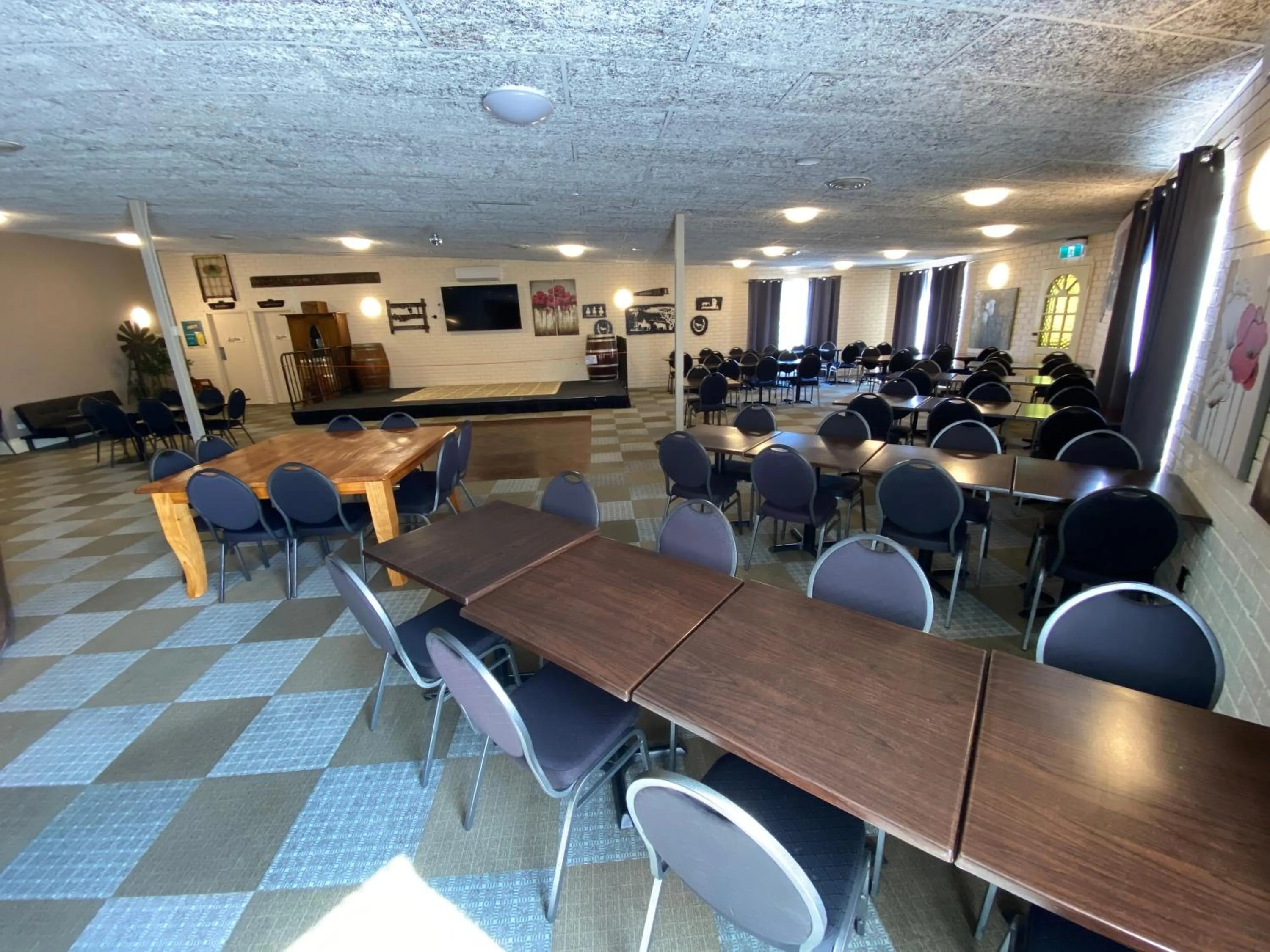 Restaurant/places to eat in COMMERCIAL HOTEL KANIVA call to save dollars