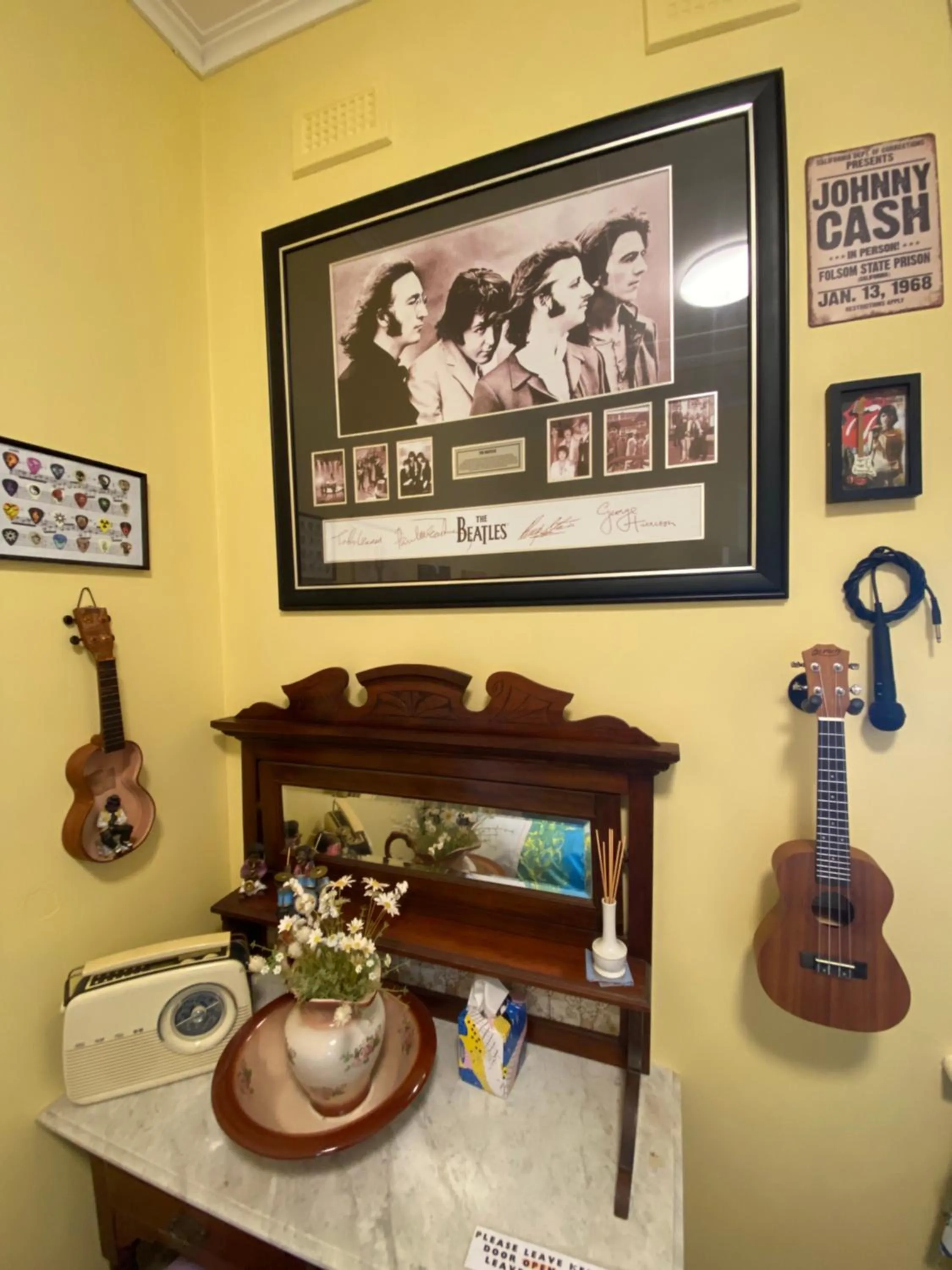 Bedroom in COMMERCIAL HOTEL KANIVA call to save dollars