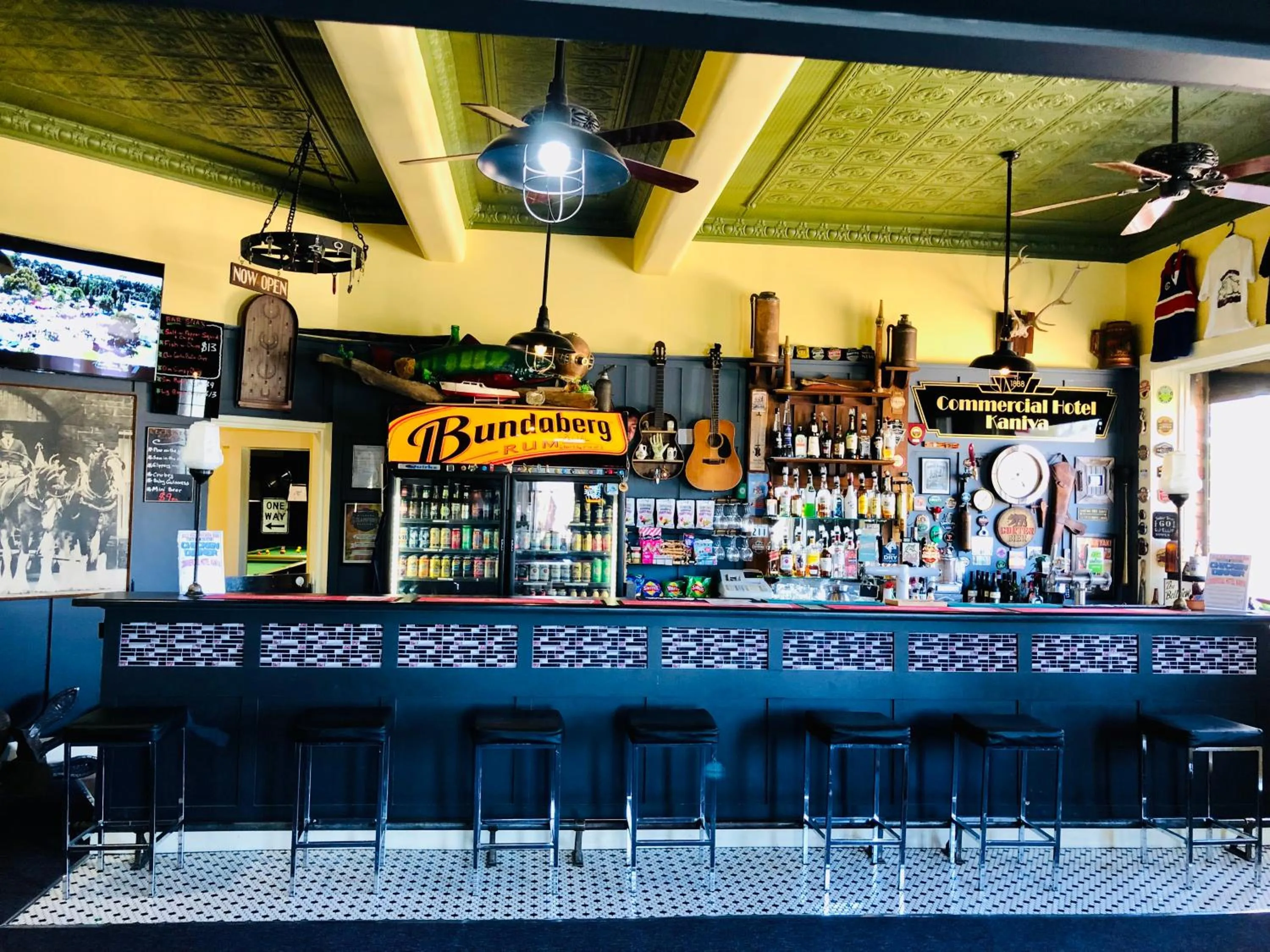 Lounge or bar in COMMERCIAL HOTEL KANIVA call to save dollars