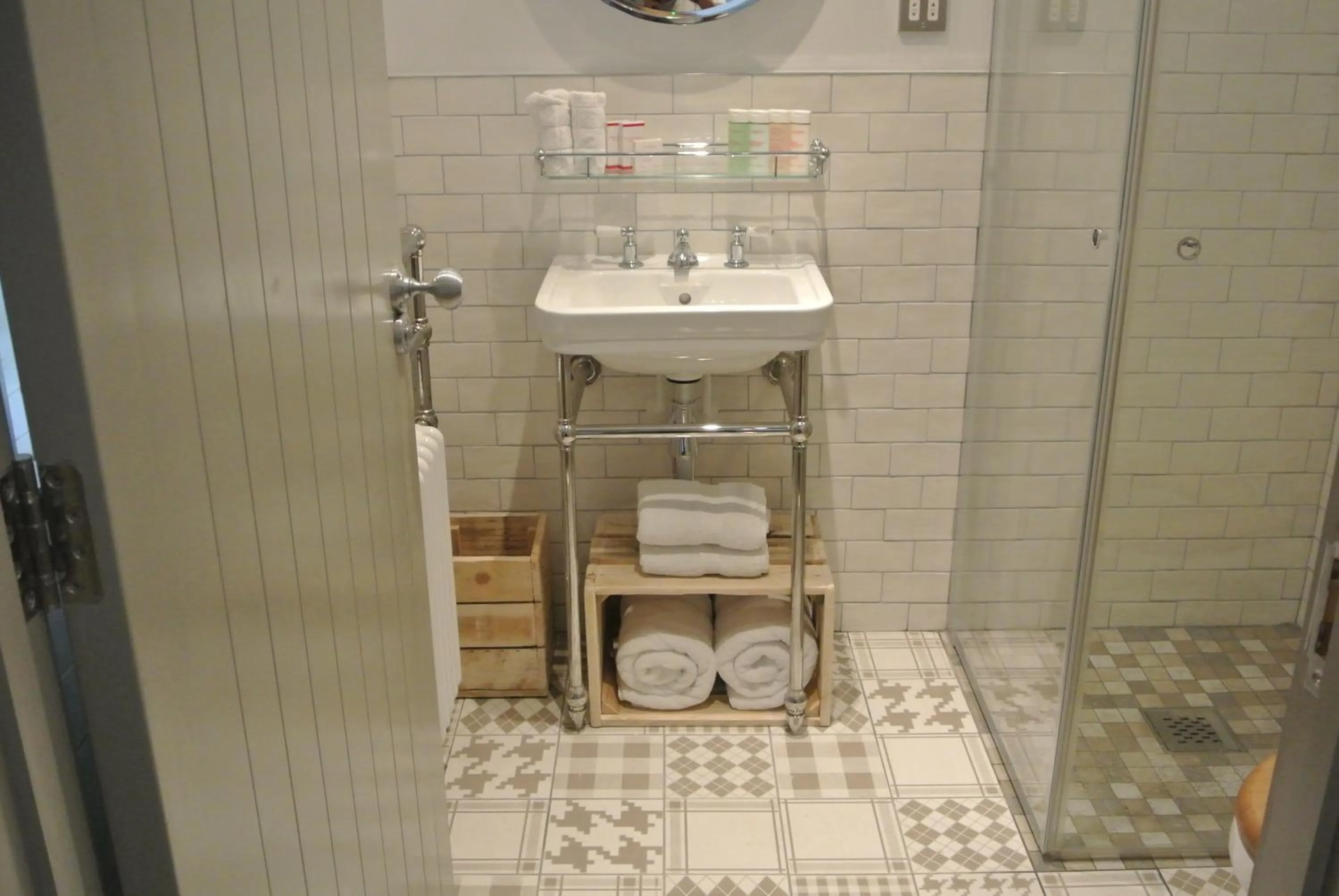 Shower in The Crown Pub, Dining & Rooms