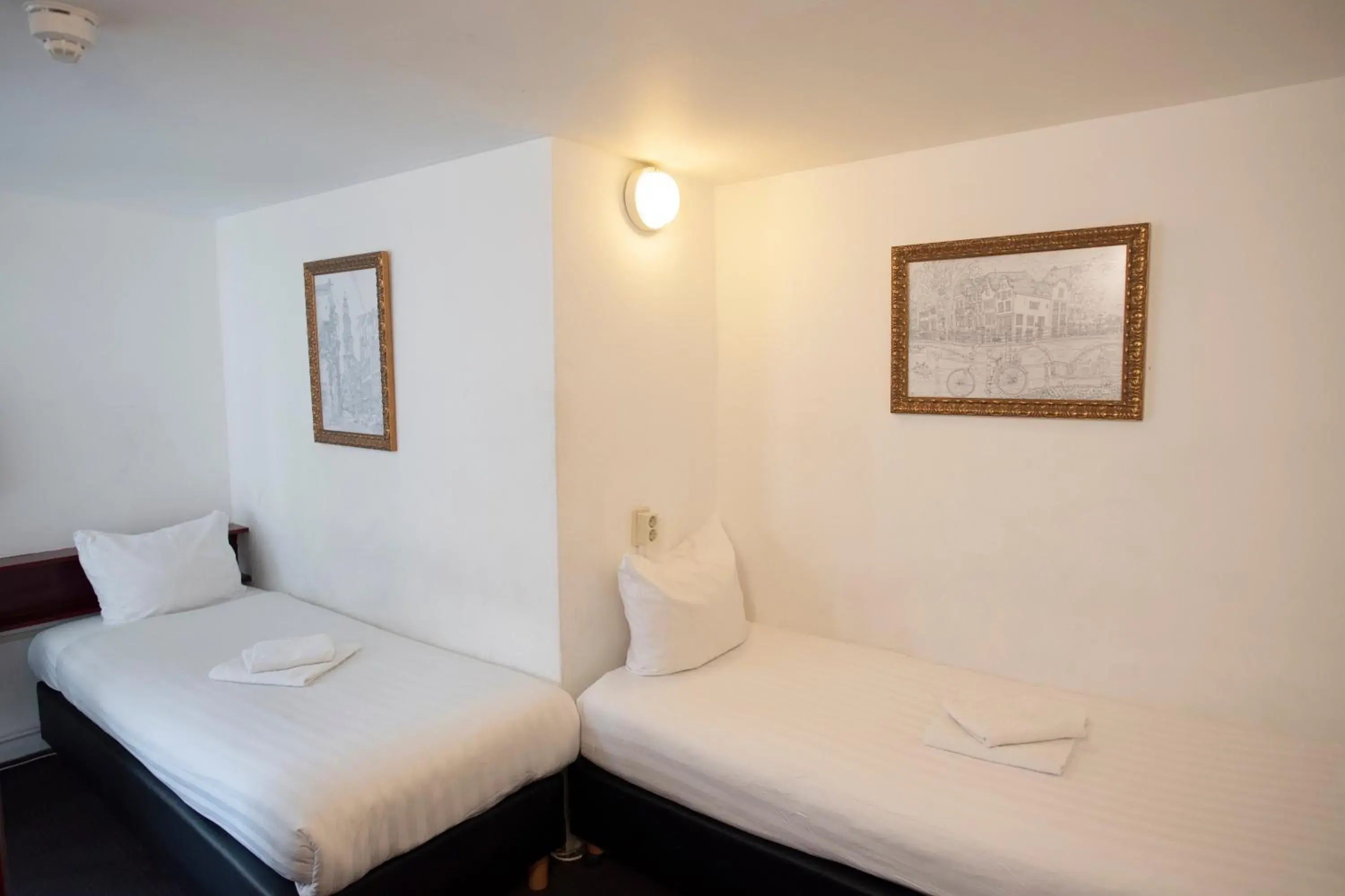 Triple Room with Shared Bathroom in Hotel Internationaal Triple Room with Shared Bathroom in Hotel Internationaal