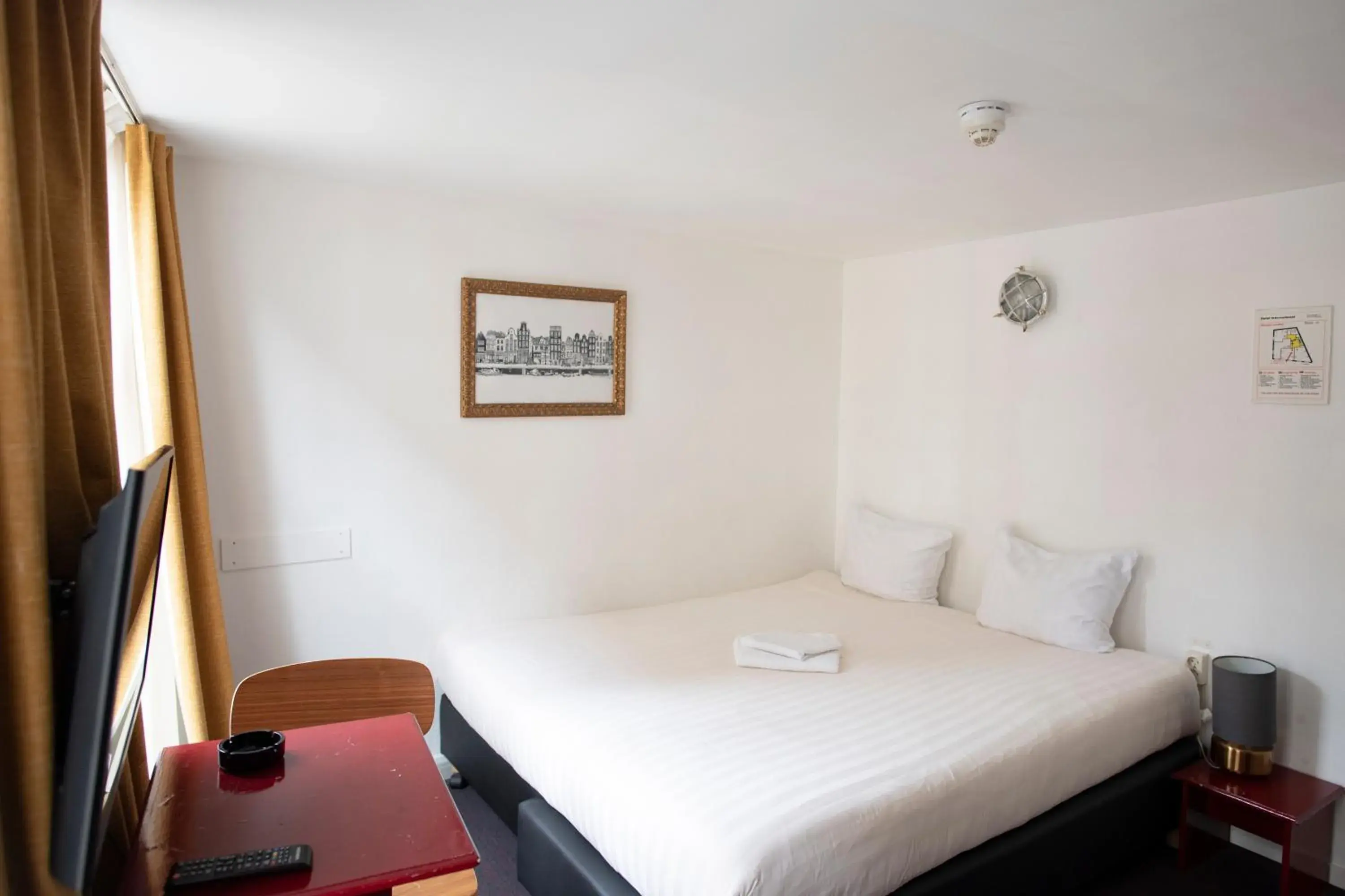 Double Room with Shared Bathroom in Hotel Internationaal Double Room with Shared Bathroom in Hotel Internationaal