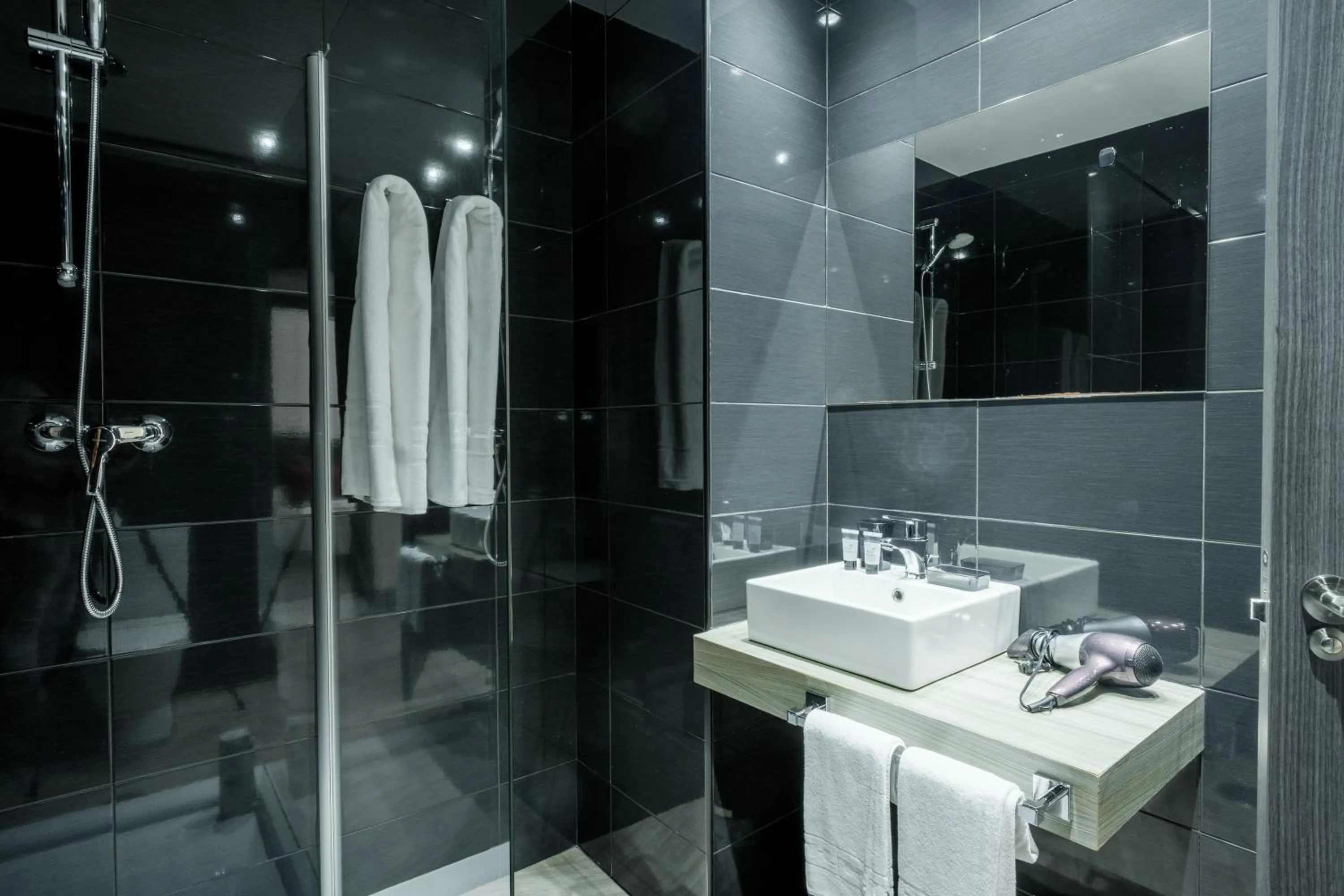 Bathroom in Apartamentos Capua