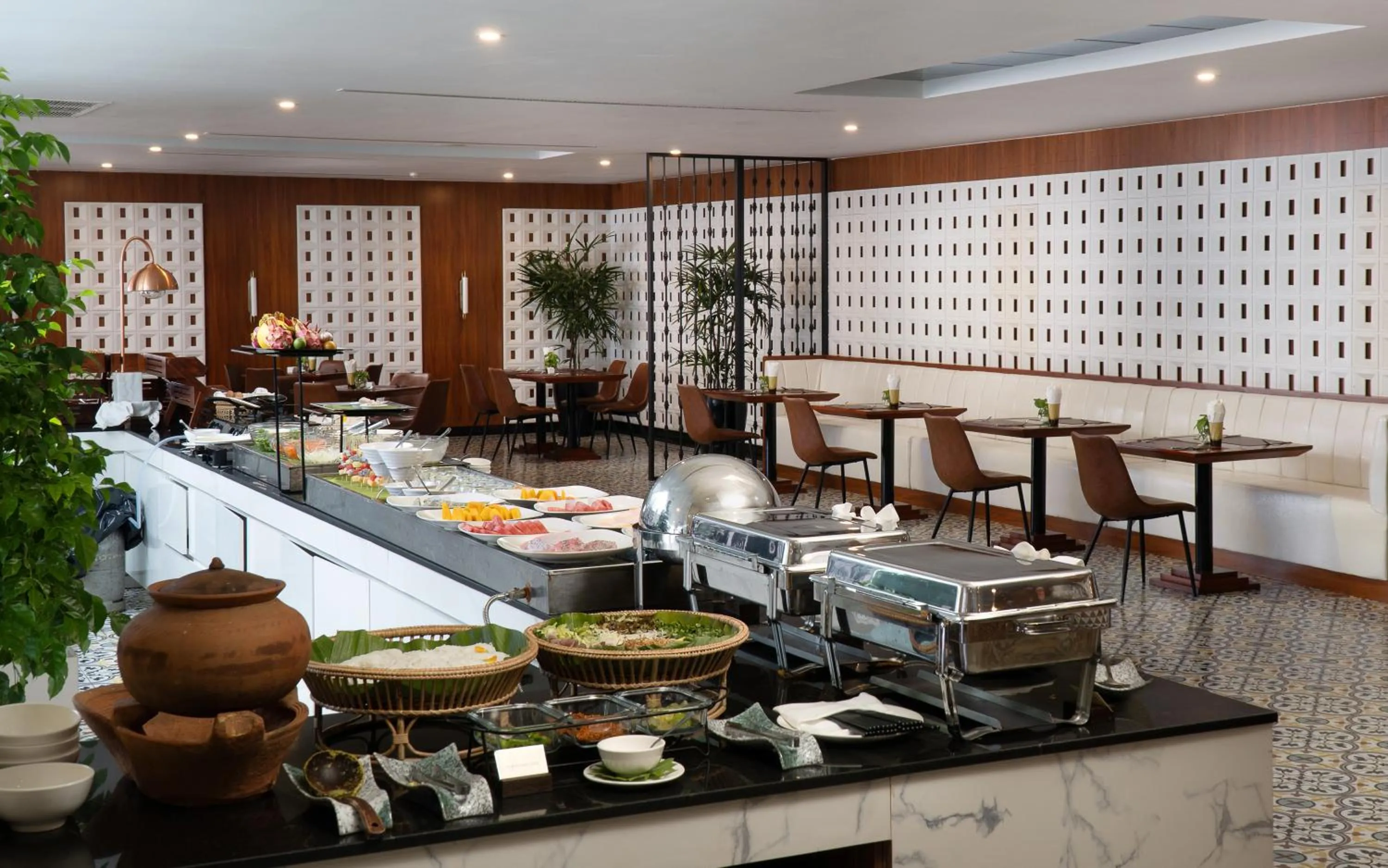 Restaurant/places to eat in Koulen Central Hotel