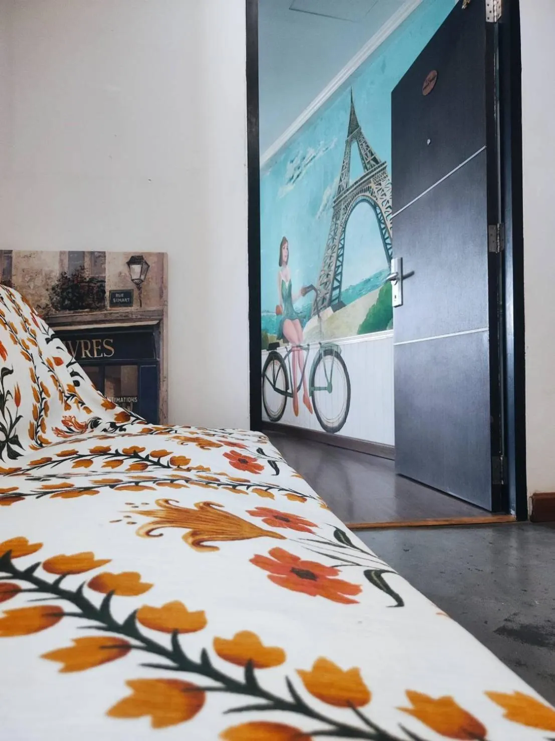 Photo of the whole room, Bed in mstay