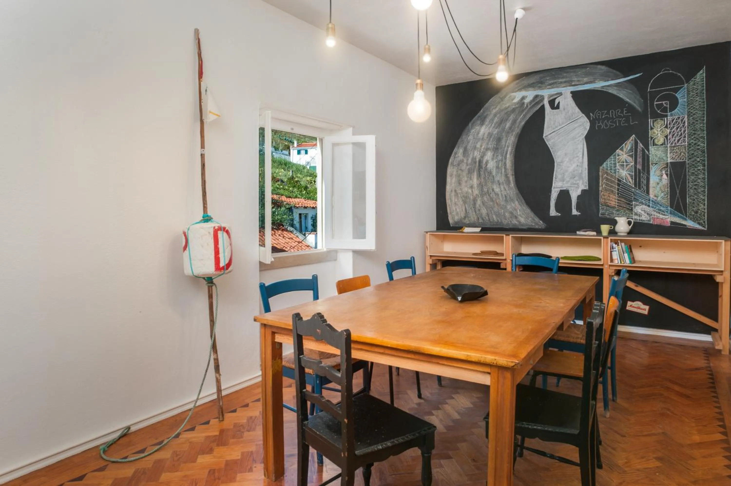 Communal lounge/ TV room in Nazaré Hostel - Rooms & Dorms
