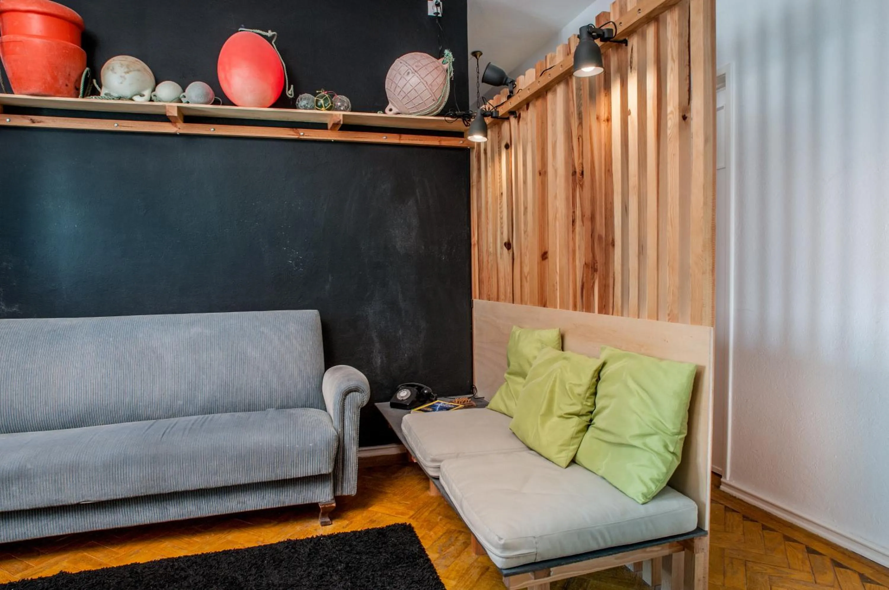 Communal lounge/ TV room in Nazaré Hostel - Rooms & Dorms