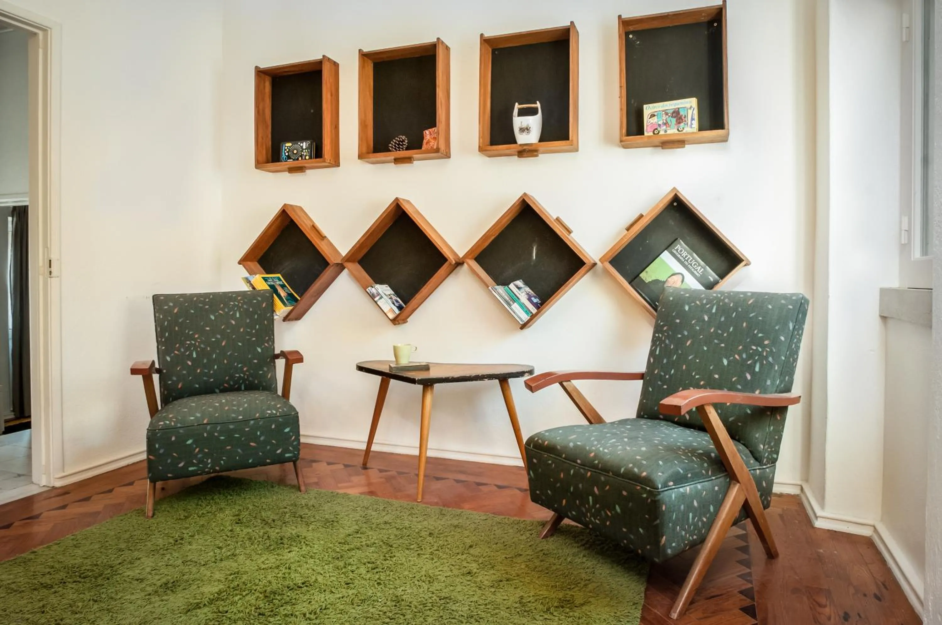 Communal lounge/ TV room in Nazaré Hostel - Rooms & Dorms