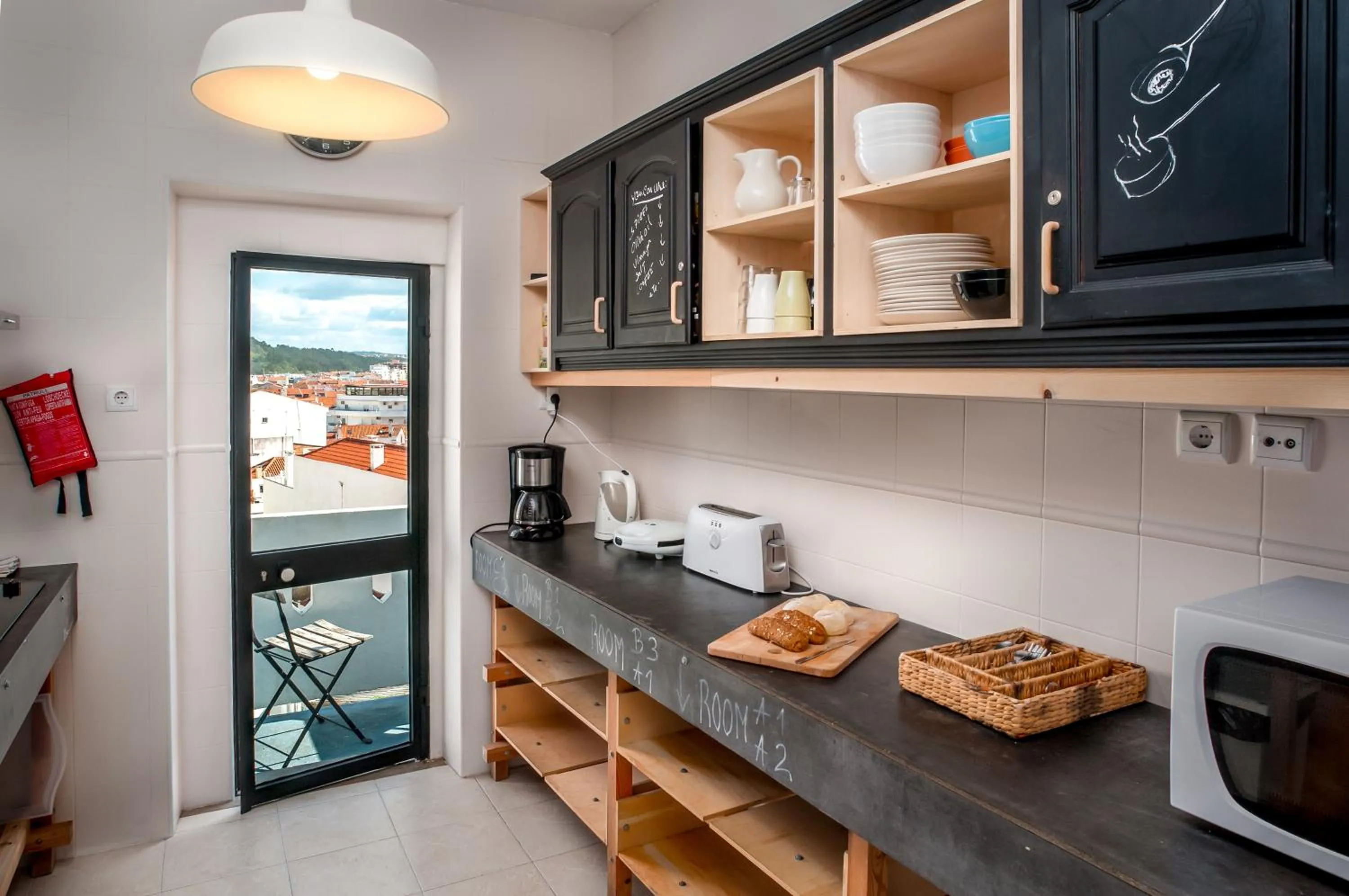 Communal kitchen in Nazaré Hostel - Rooms & Dorms
