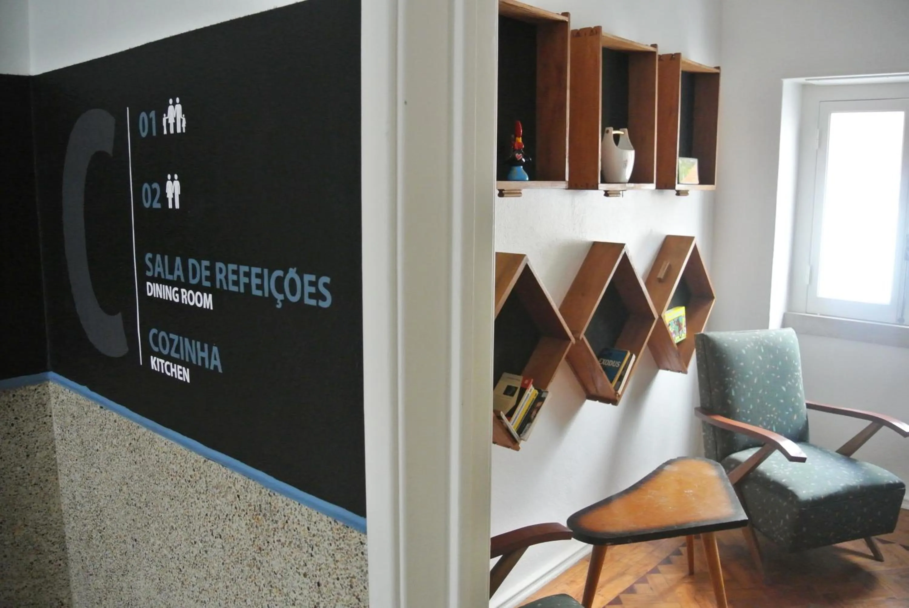 Dining area in Nazaré Hostel - Rooms & Dorms