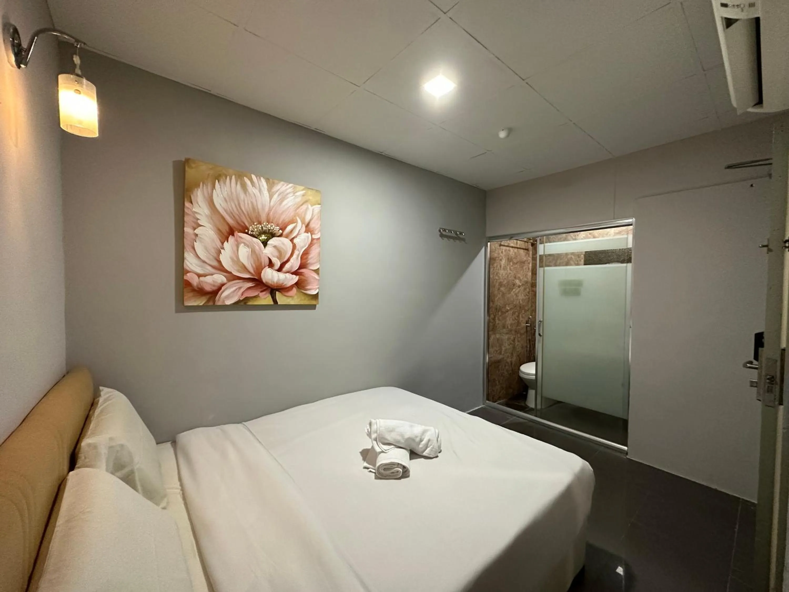 Bed in Dingdong Homes Hotel