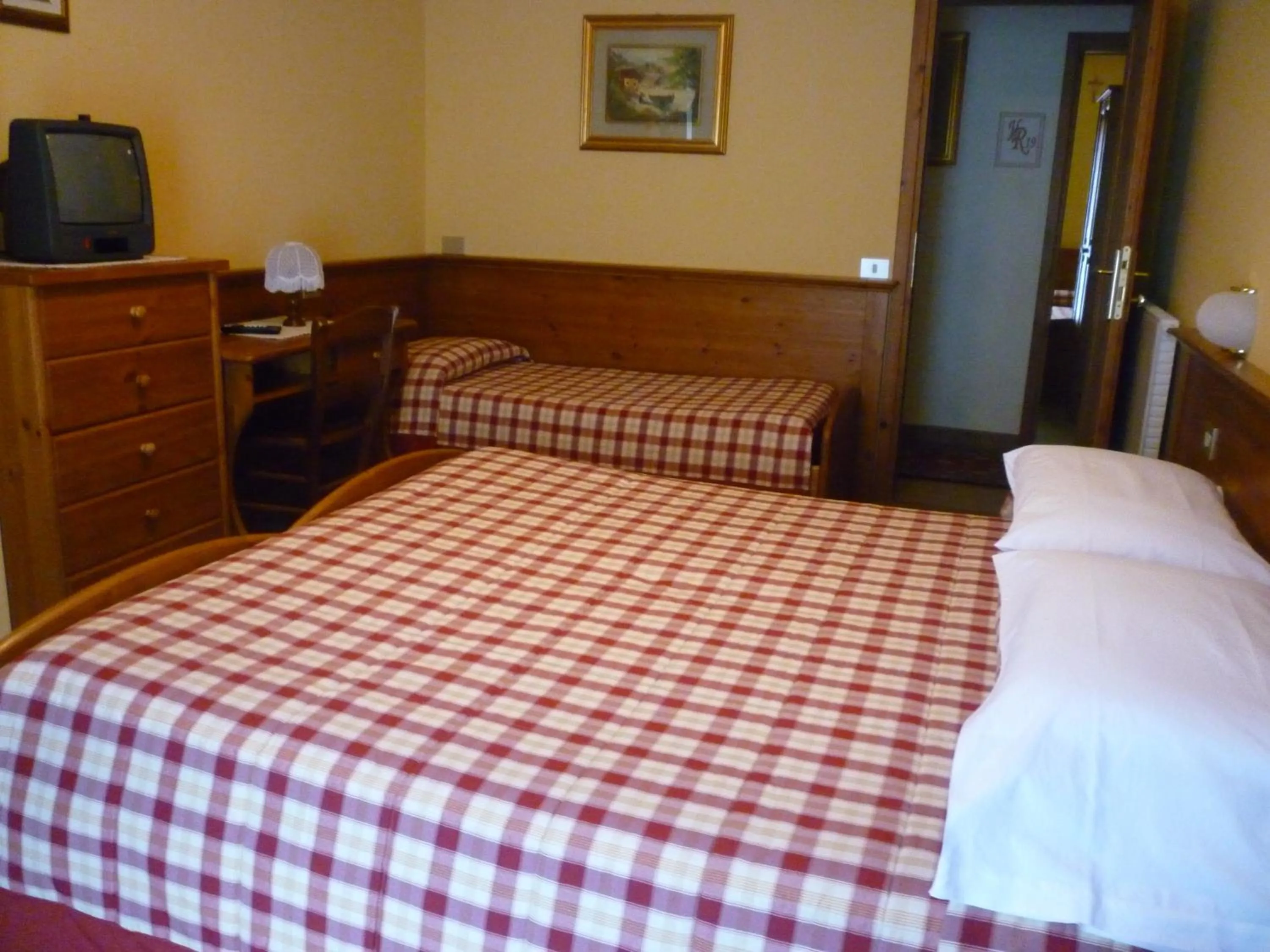 Photo of the whole room in Hotel I Rododendri