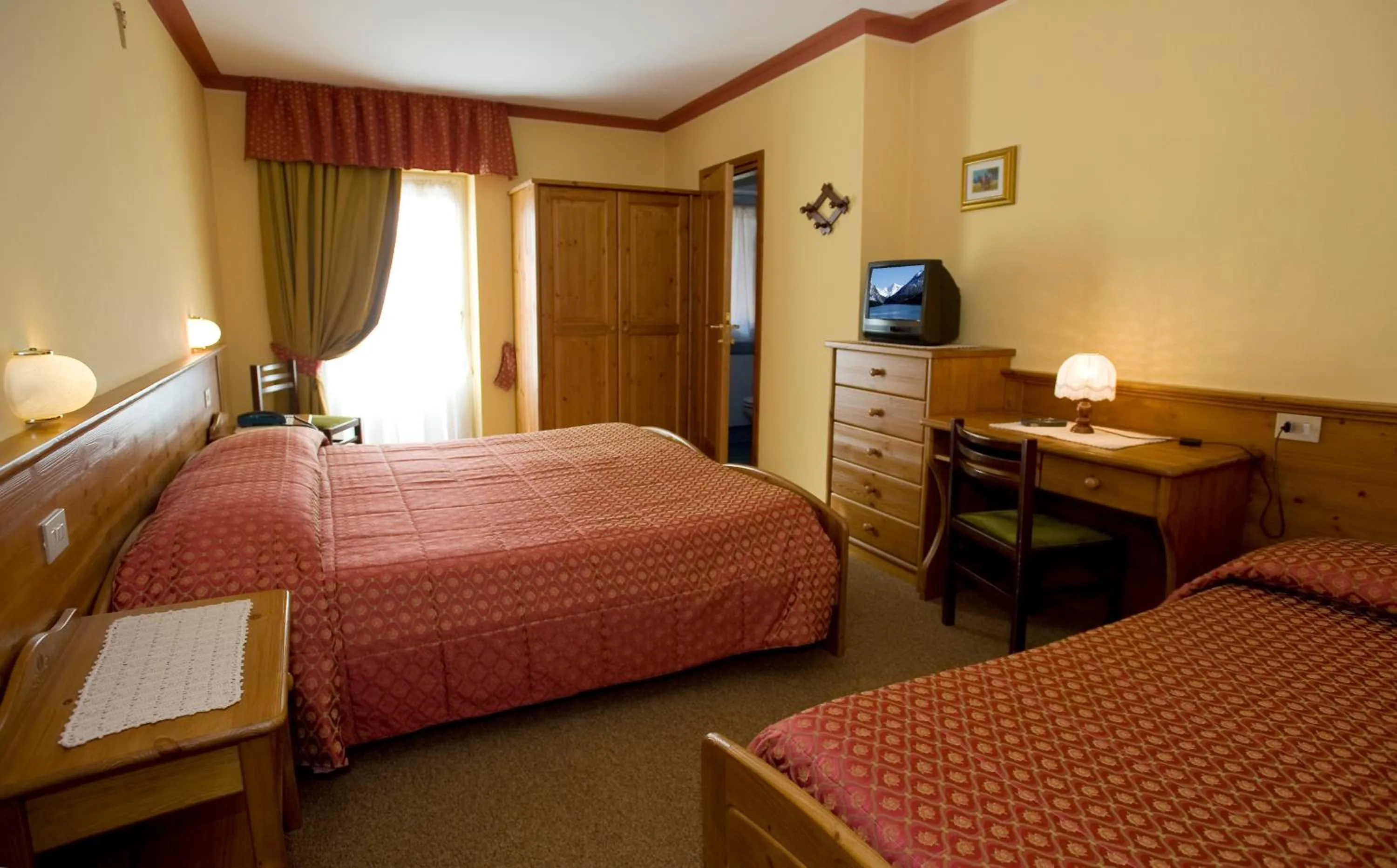 Photo of the whole room in Hotel I Rododendri