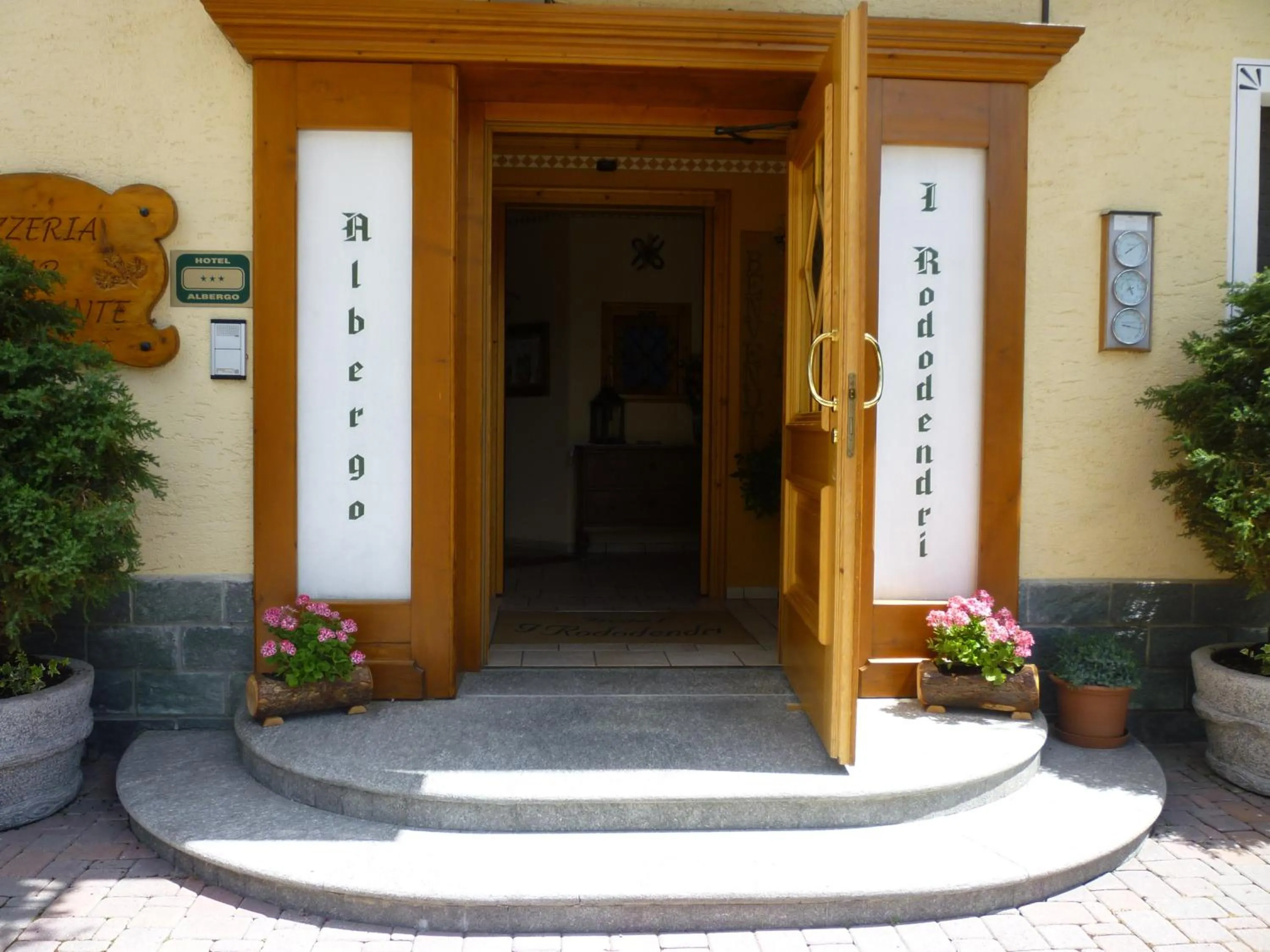 Facade/entrance in Hotel I Rododendri