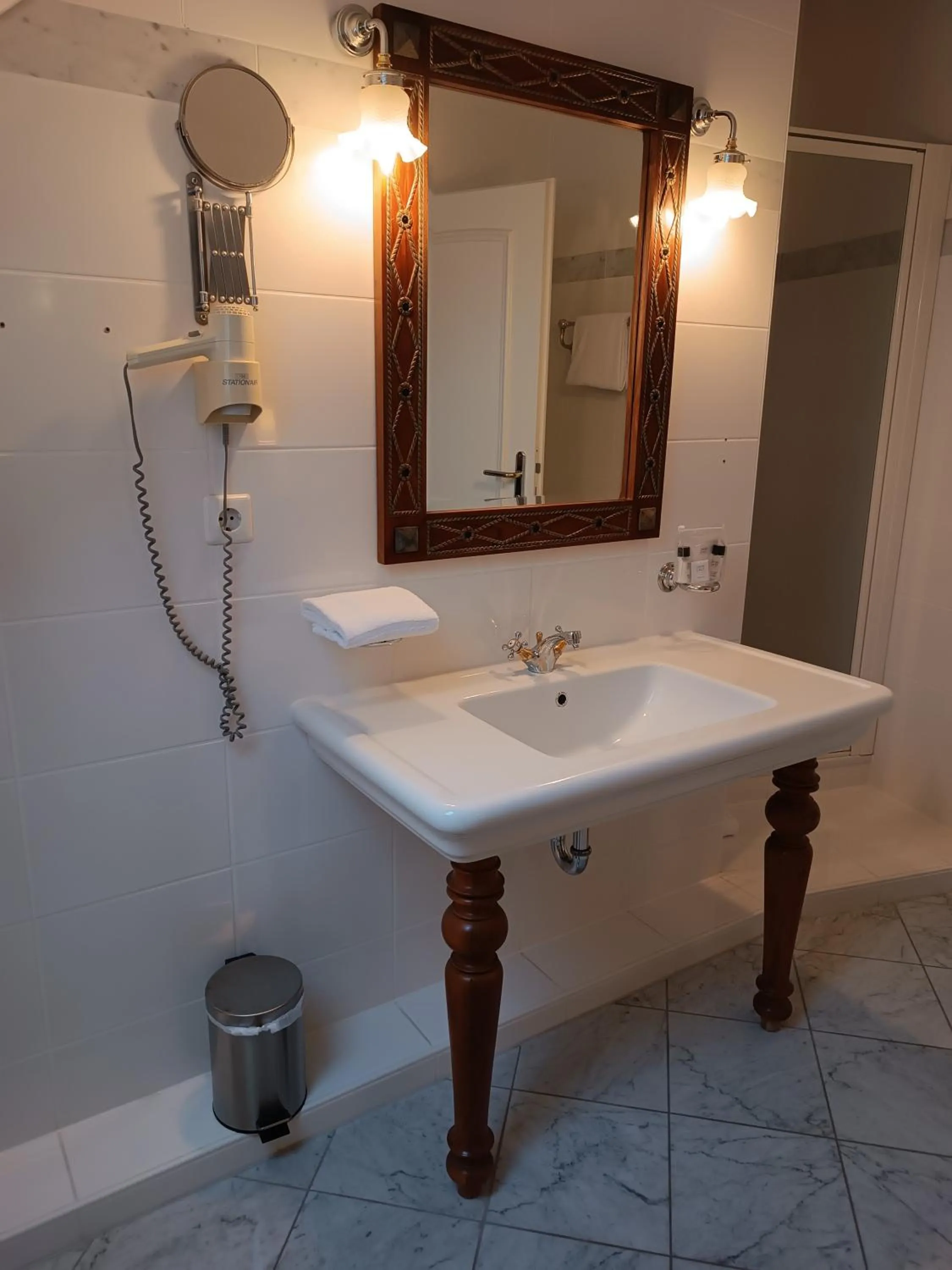 Single Room with Bathroom - single occupancy in Schloss Neckarbischofsheim
