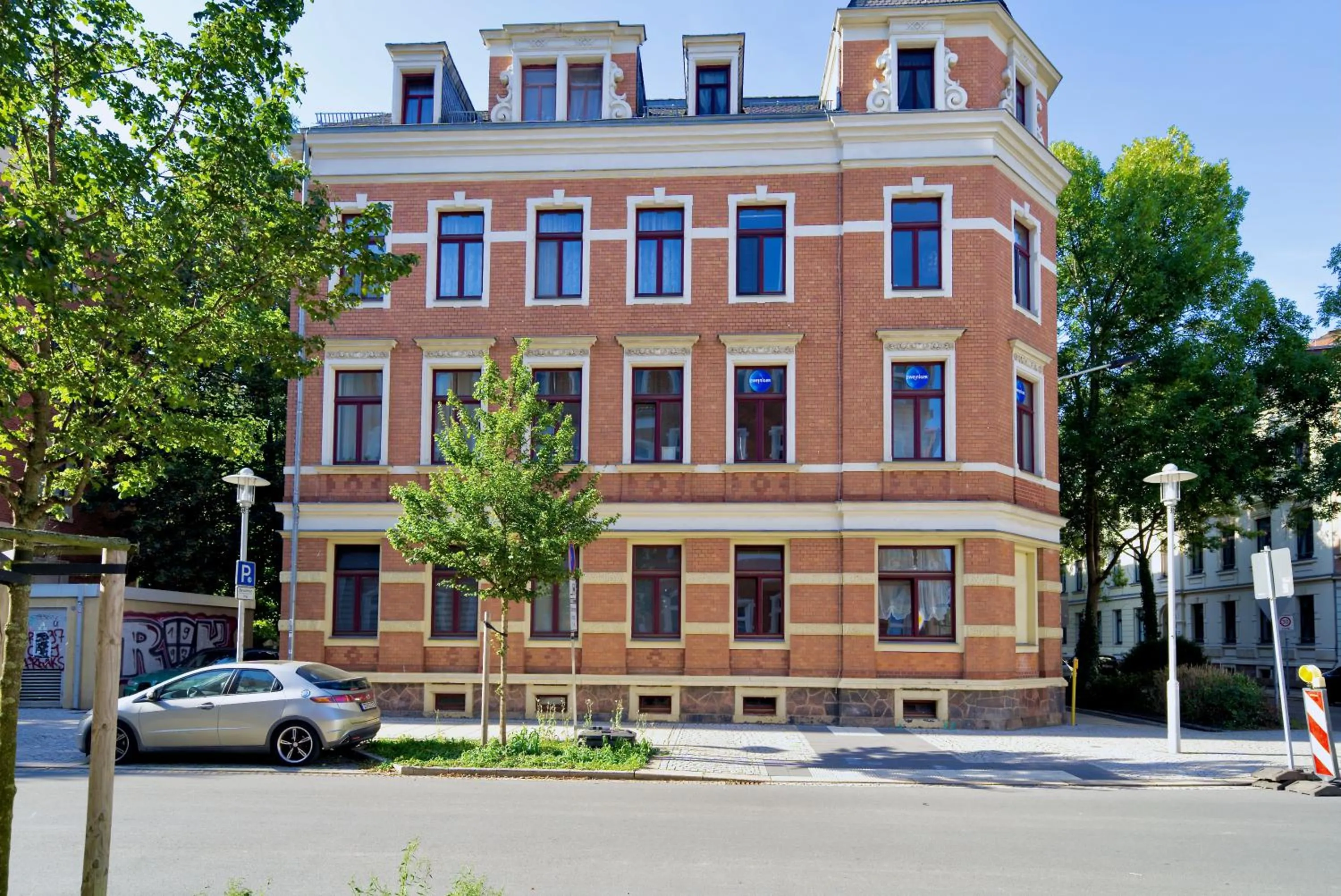 Property building in EDLER WOHNRAUM Noble Stadtoase mit Boxspringbett, Kaffeevollautomat & Parkplatz